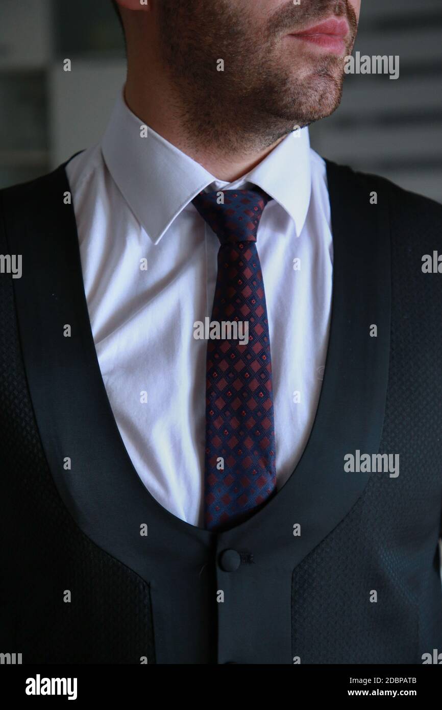 Gros plan d'un homme dans une chemise blanche, un costume noir et une  cravate colorée. Séance photo du marié. Photos de mariage. Homme d'affaires  Photo Stock - Alamy