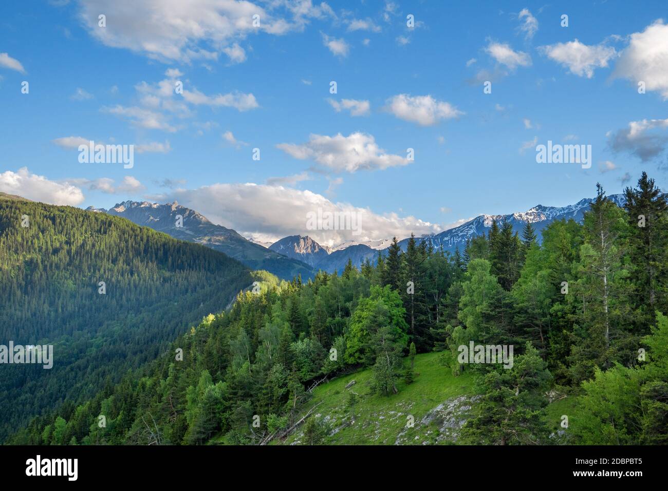 Vue sur la vallée de la Maurienne, les montagnes des Alpes françaises Banque D'Images