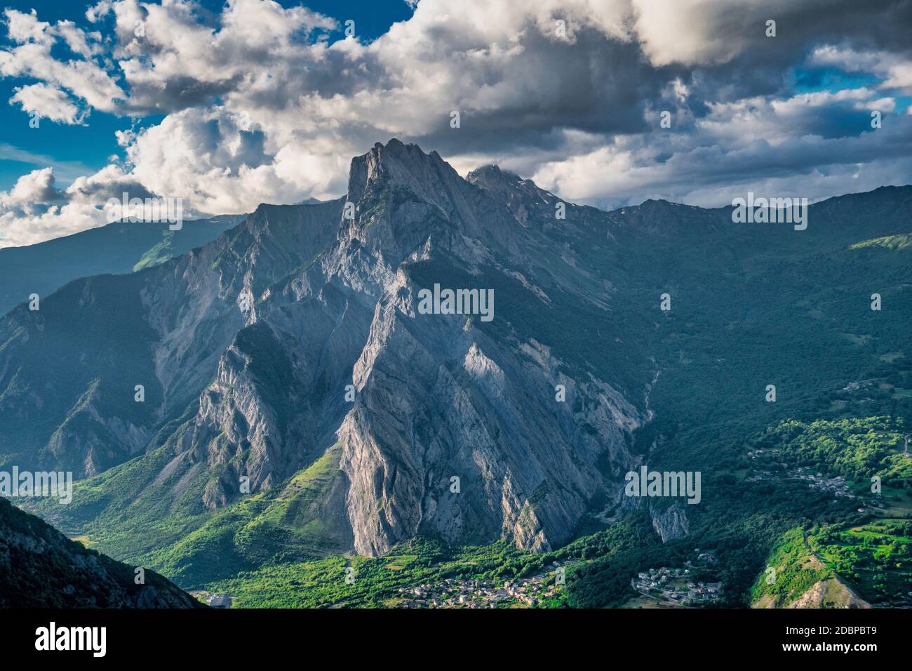 Vue sur la vallée de la Maurienne, les montagnes des Alpes françaises Banque D'Images