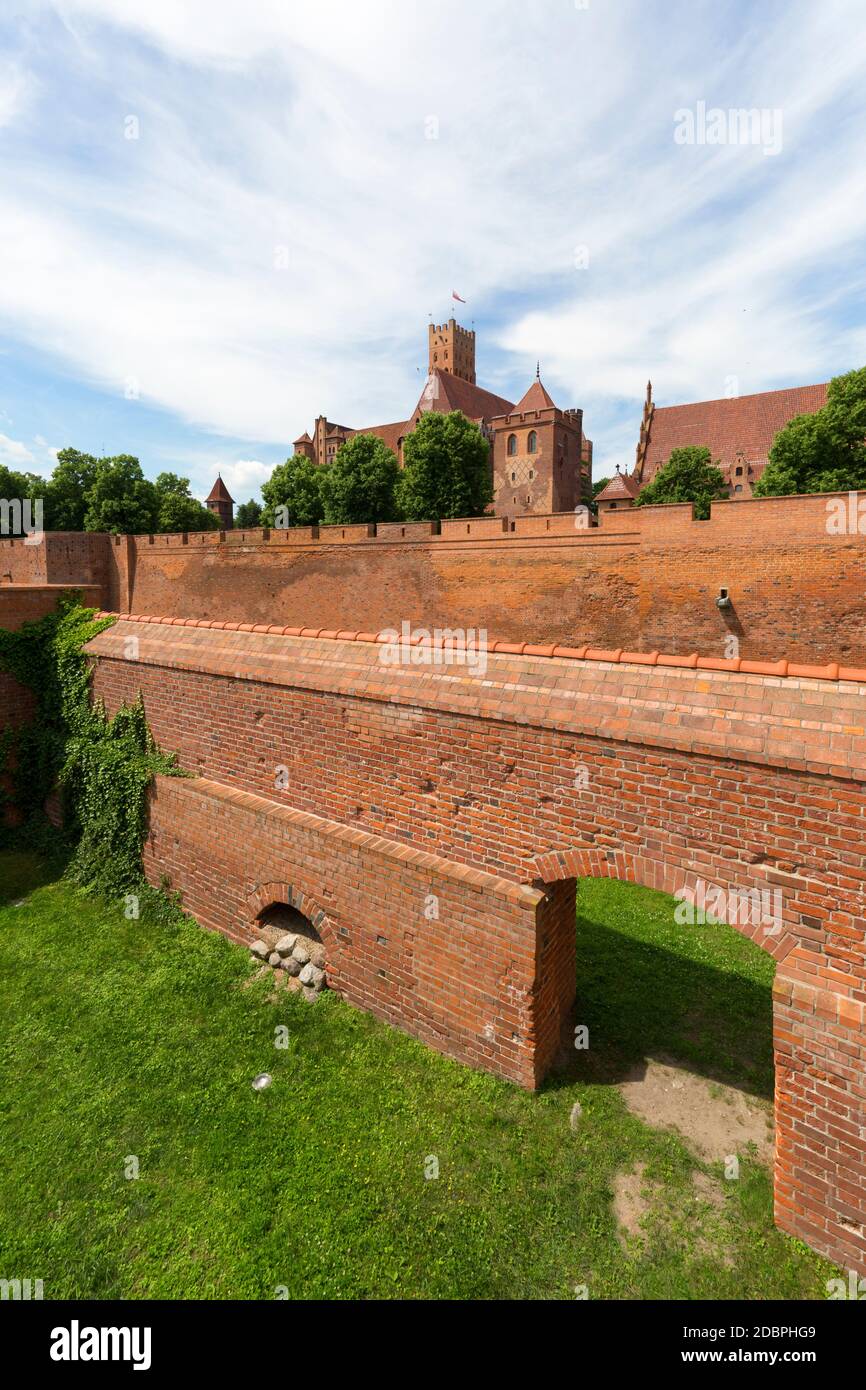 Malbork, Pologne - 25 juin 2020 : Château de Malbork du XIIIe siècle, forteresse médiévale teutonique sur la rivière Nogat. C'est le plus grand château du monde, U Banque D'Images