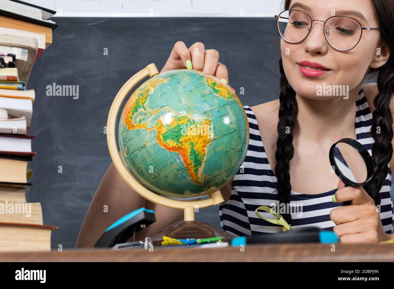 Malgré les lunettes épaisses sur les lunettes, un adolescent regarde un