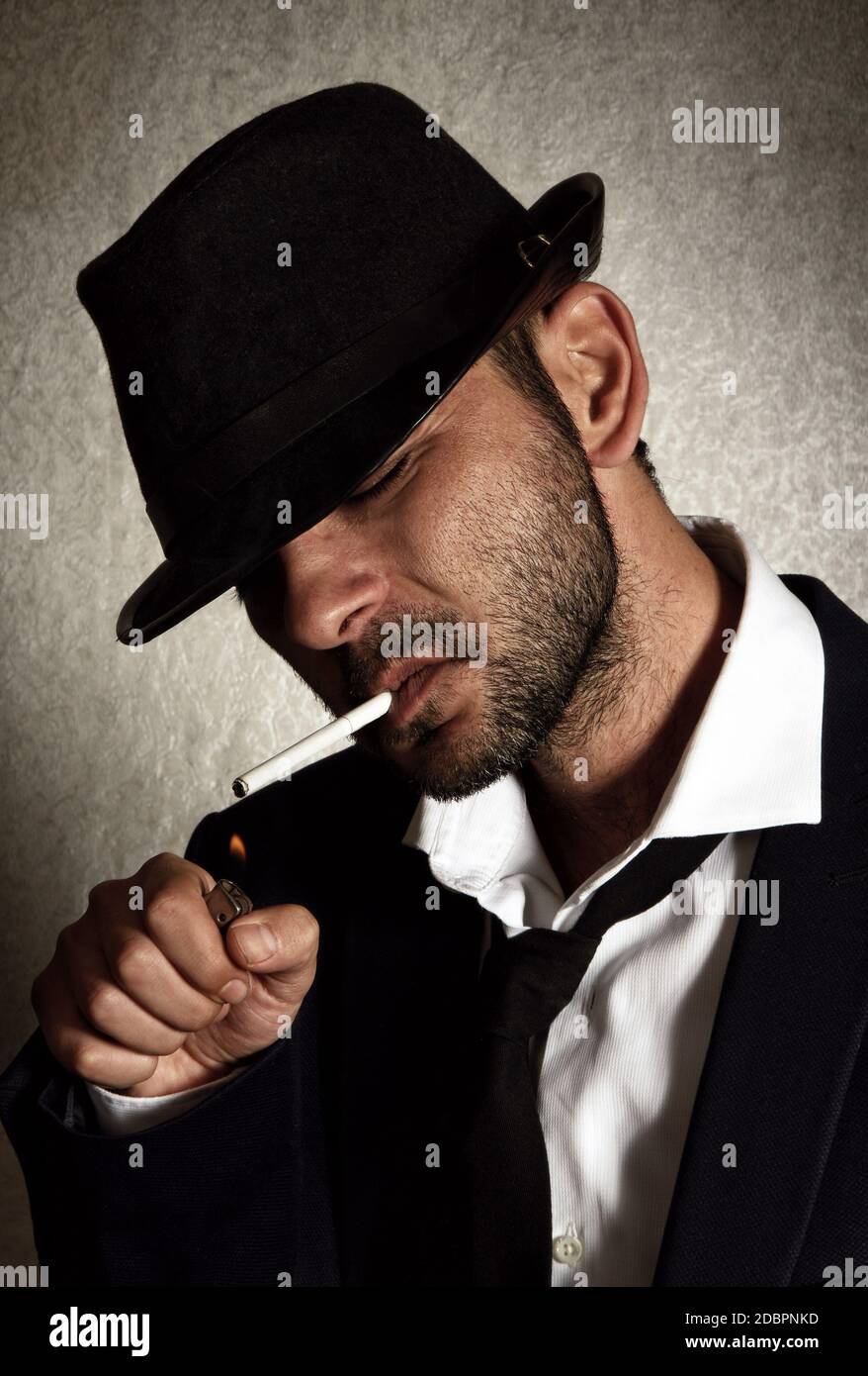 L'homme au chapeau rétro et de cigarettes Photo Stock - Alamy