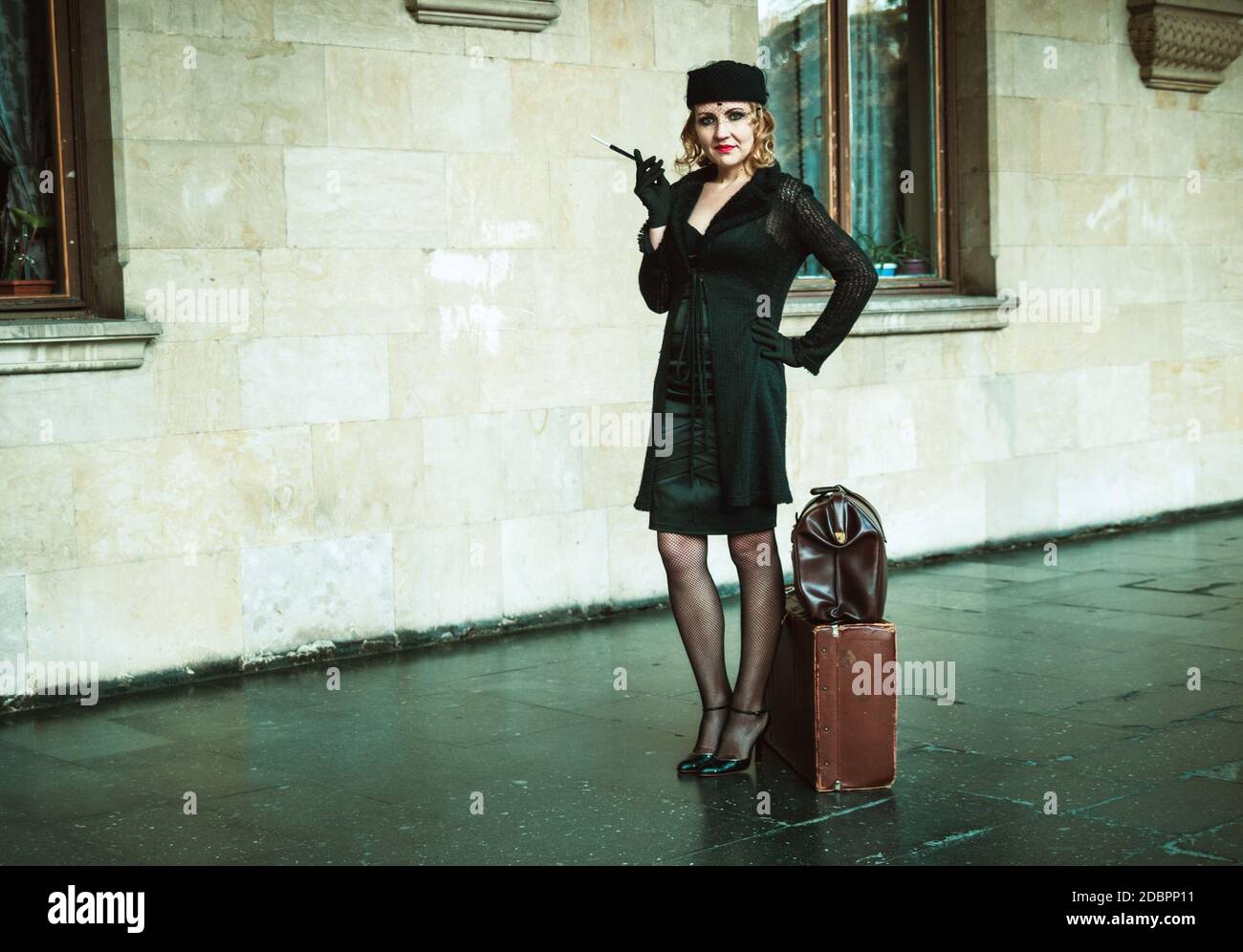 Femme rétro sur la gare Banque D'Images