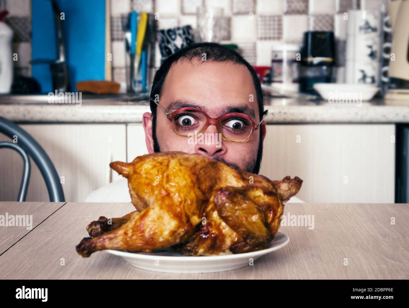 Drole Homme Affame A La Recherche Sur La Poitrine De Poulet Photo Stock Alamy