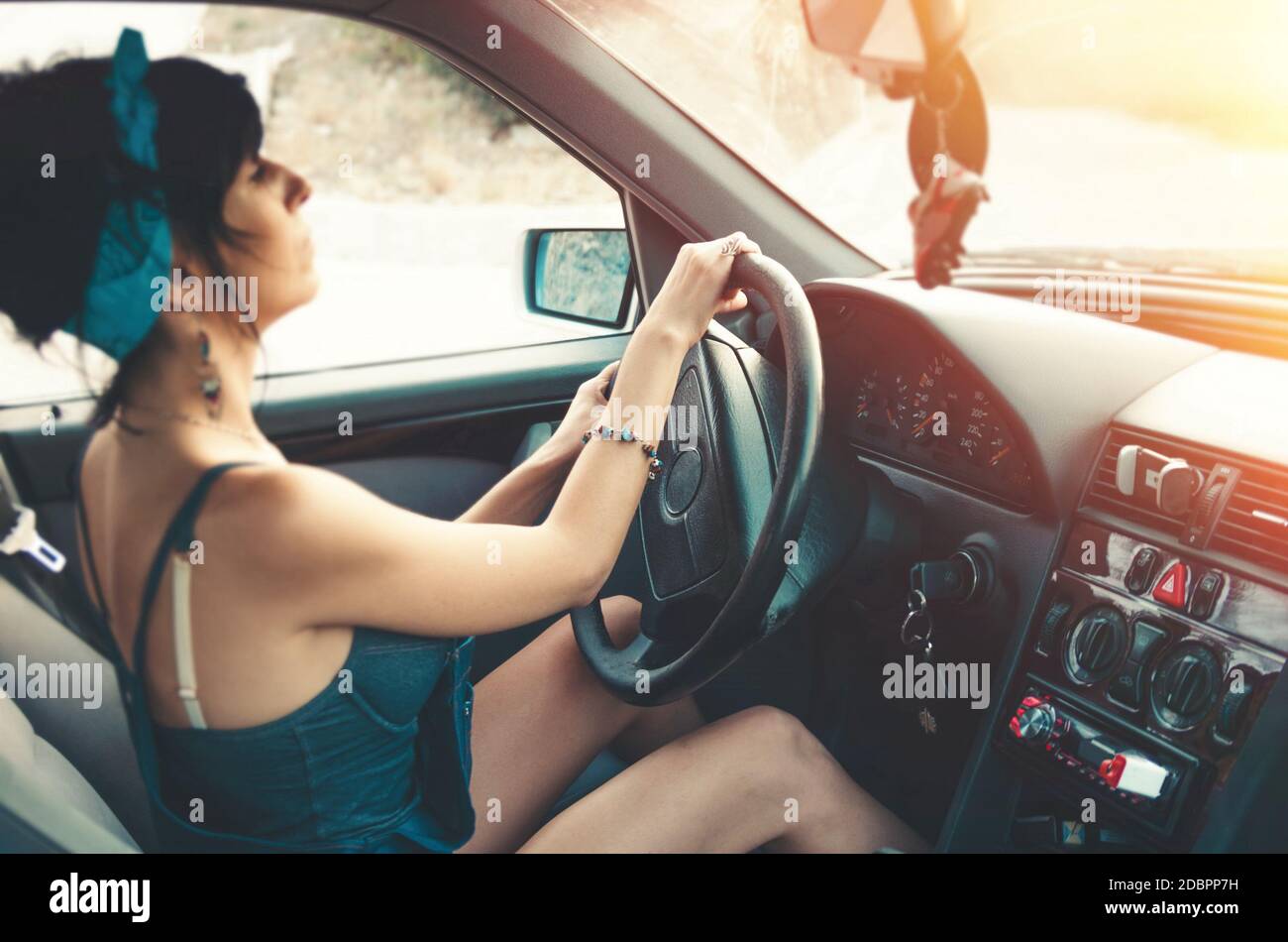 Fille de conduire une voiture en plein soleil Photo Stock - Alamy