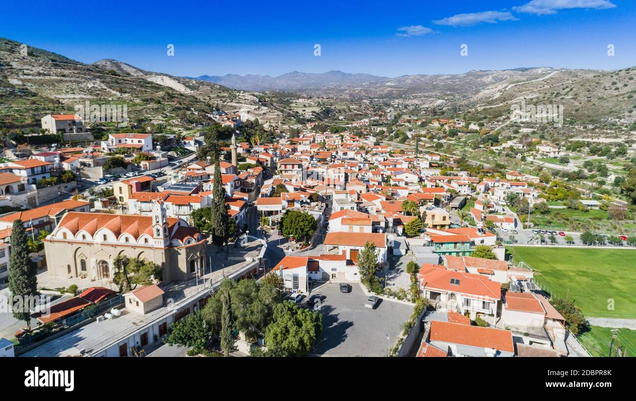 L'œil de l'oiseau de vue aérienne du village de Kalavasos vallée, Larnaca, Chypre. Une ville traditionnelle avec les tuiles d'une église chrétienne orthodoxe grecque et de l'um Banque D'Images