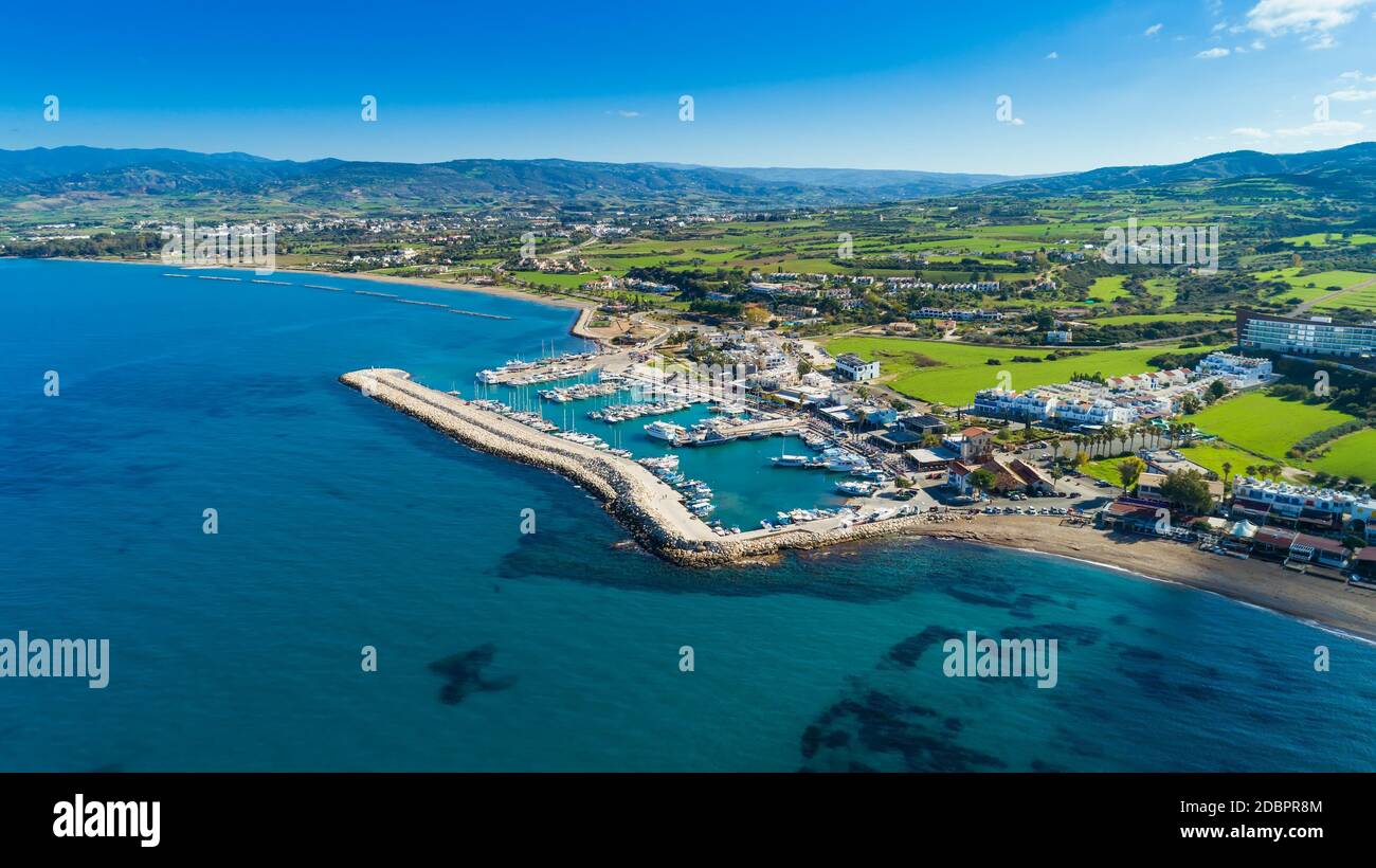 Vue aérienne du port de Latchi, péninsule d'Akamas, Polis Chrysochous, Paphos, Chypre. Le port de Latsi avec bateaux et yachts, restaurants de poissons, Banque D'Images