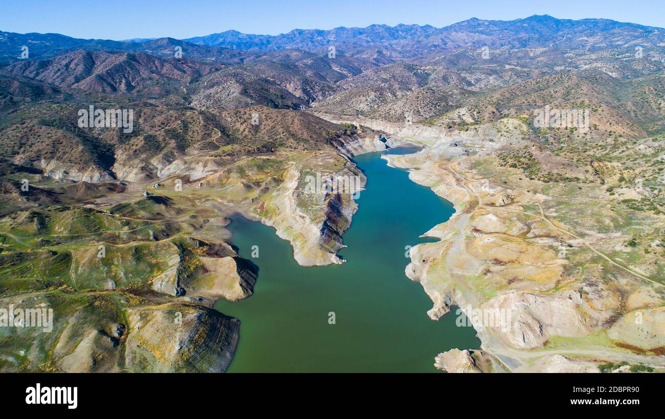 Oiseau de l'antenne de Kalavasos barrage en enrochements, Larnaca, Chypre. Le Vasilikos rivière se jetant vers le réservoir et les collines autour de l'eau fr Banque D'Images