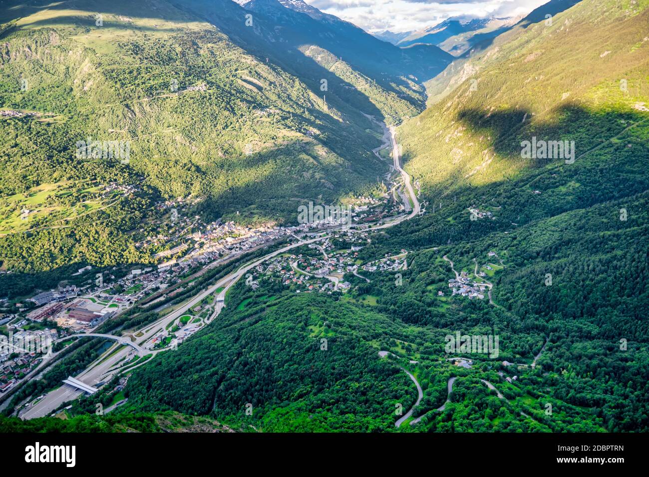 Vue sur la vallée de la Maurienne, les montagnes des Alpes françaises Banque D'Images
