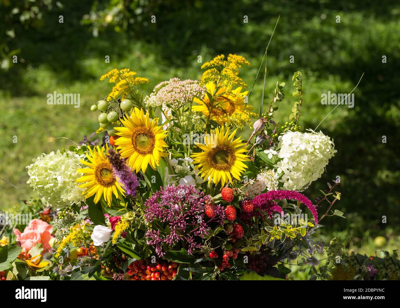bouquets faits main de fleurs et d'herbes Banque D'Images