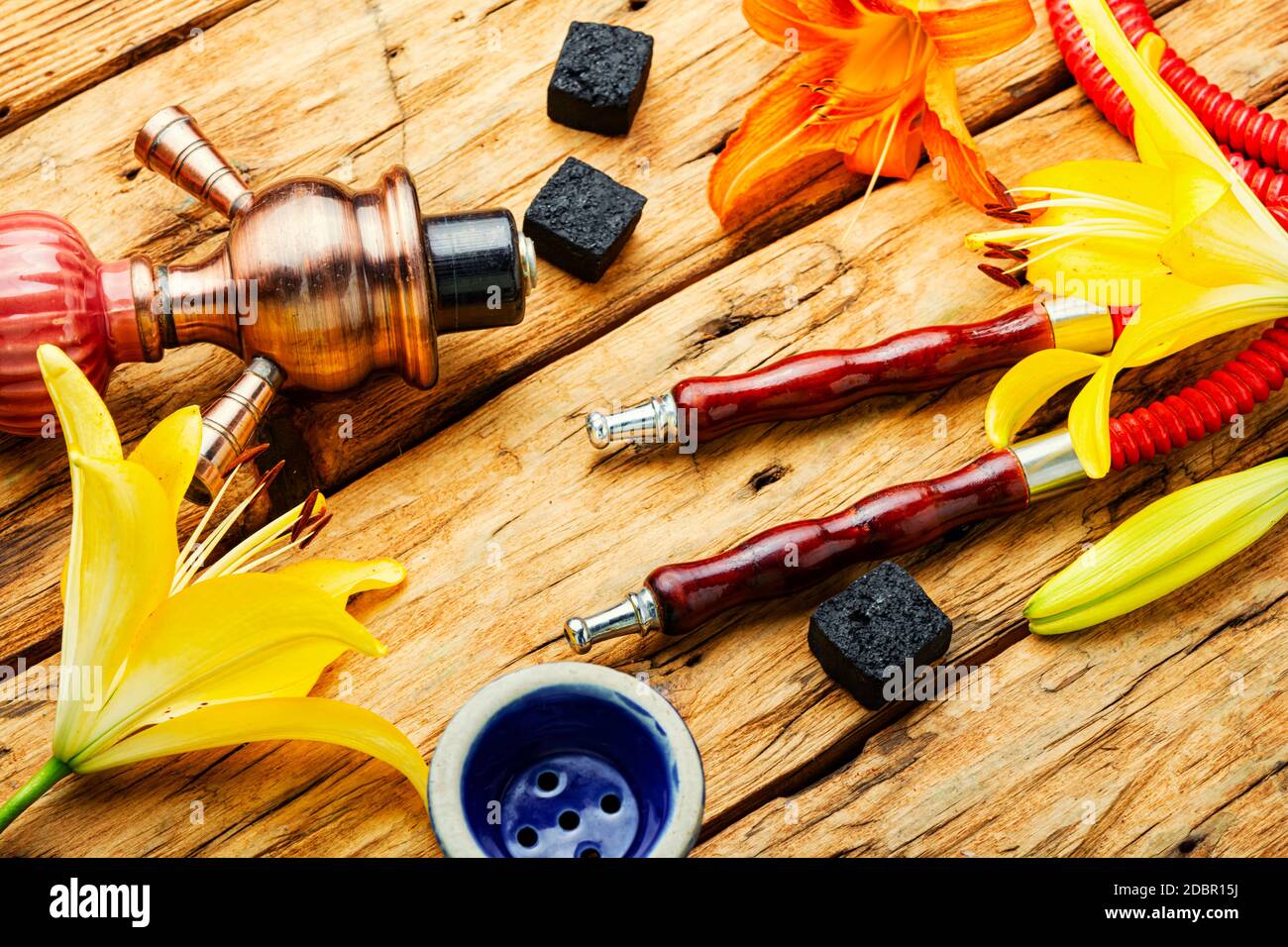 Narguilé asiatique fumant avec tabac à fleurs parfumé. Chicha au goût de Lily Banque D'Images