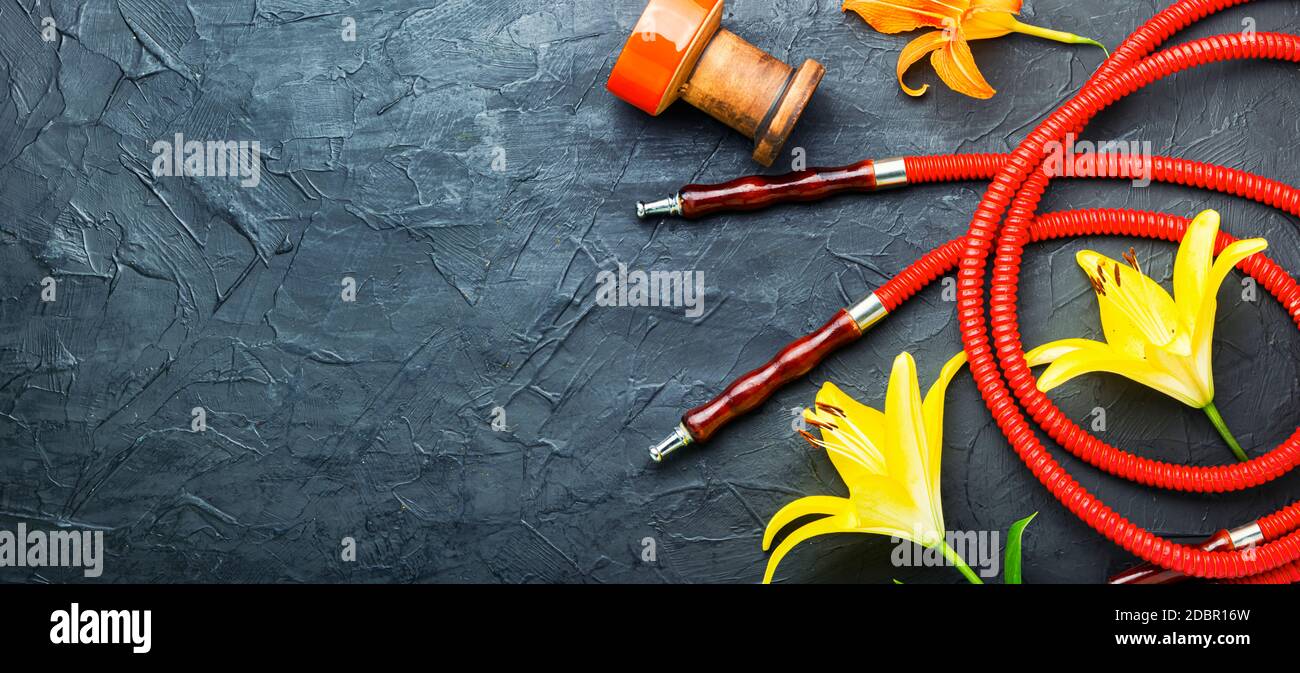 Narguilé turc fumant avec tabac à fleurs parfumé. Chicha au goût de Lily Banque D'Images