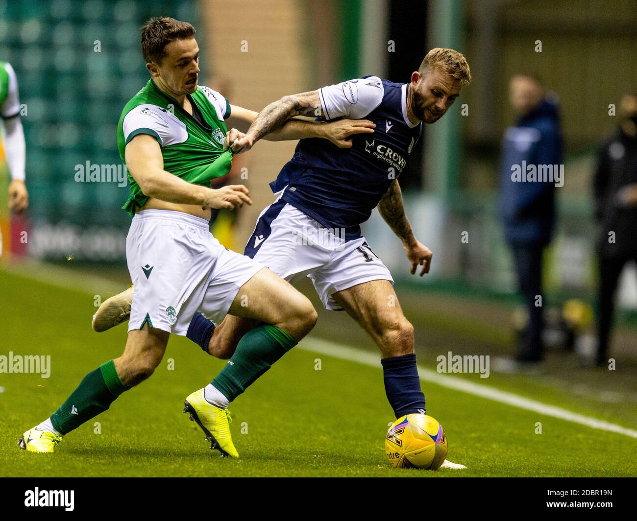 Easter Road, Édimbourg, Écosse, Royaume-Uni. 15 novembre 2020 Stephen McGinn de Hibernian et Finlay Robertson de Dundee lors de la finale de la coupe Betfred grou Banque D'Images