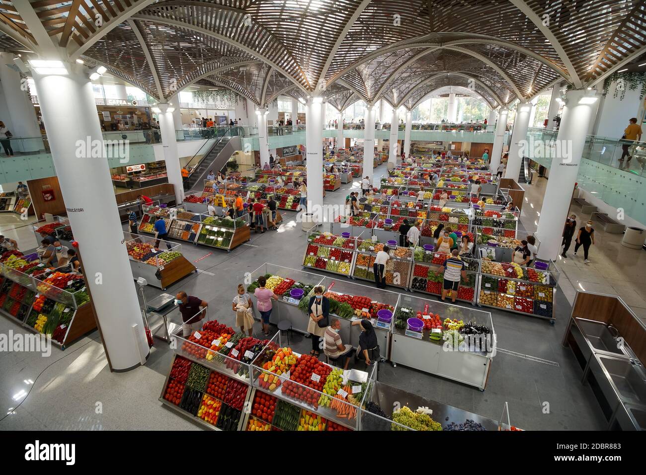 Bucarest, Roumanie - 11 août 2020 : les stands du nouveau marché agroalimentaire Piata Sudului lors de la présentation organisée par le maire du secteur 4 Banque D'Images