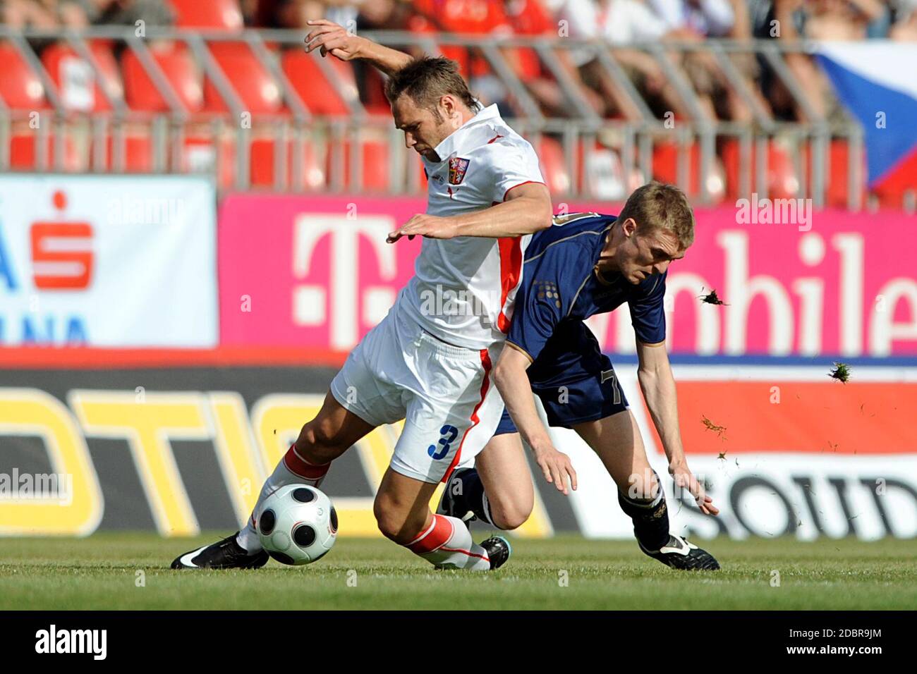 Prague, République tchèque. 30 mai, 2008. Match amical pour la République tchèque contre l'Ecosse, 3:1, 30 mai 2008, Prague, CZE. La République tchèque Jan Polak (L) lutte pour une balle avec Darren Fletcher (R) de l'Écosse au cours de leur match de football amical dans l'arène d'AXA, à Prague, le 30 mai 2008./FESP/Slavek Ruta Crédit : Slavek Ruta/ZUMA/Alamy Fil Live News Banque D'Images