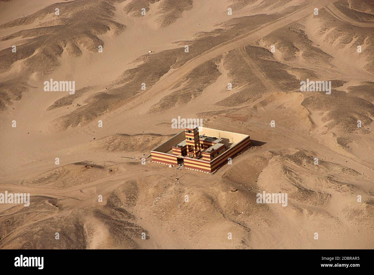 Vue aérienne avec bâtiment seul dans le désert, en Egypte. Image panoramique. Maison égyptienne vue d'en haut. Panorama aérien du bâtiment solitaire debout dans d Banque D'Images