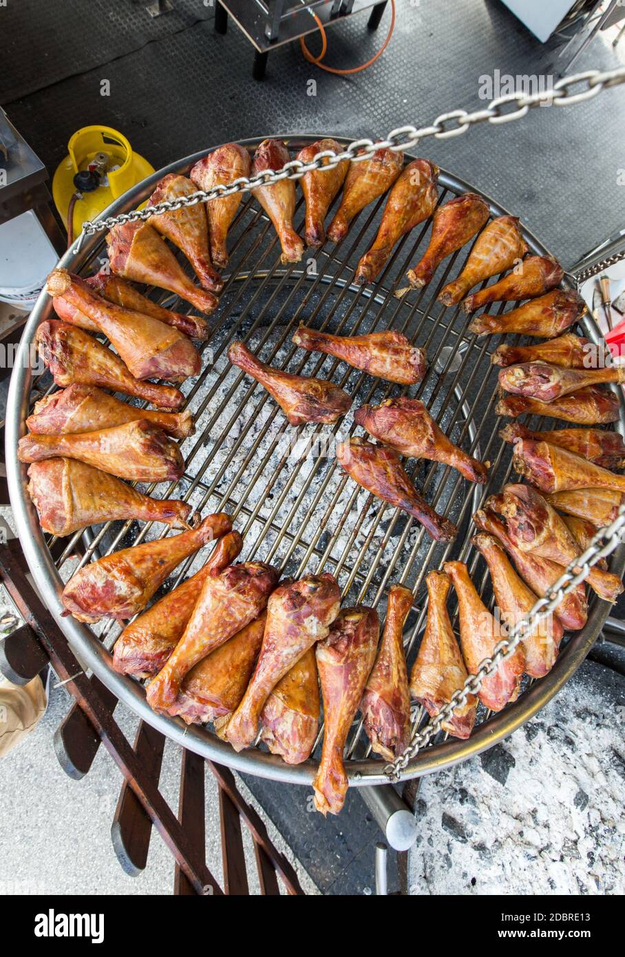 La Turquie barbecue sur pieds un grand barbecue. Banque D'Images