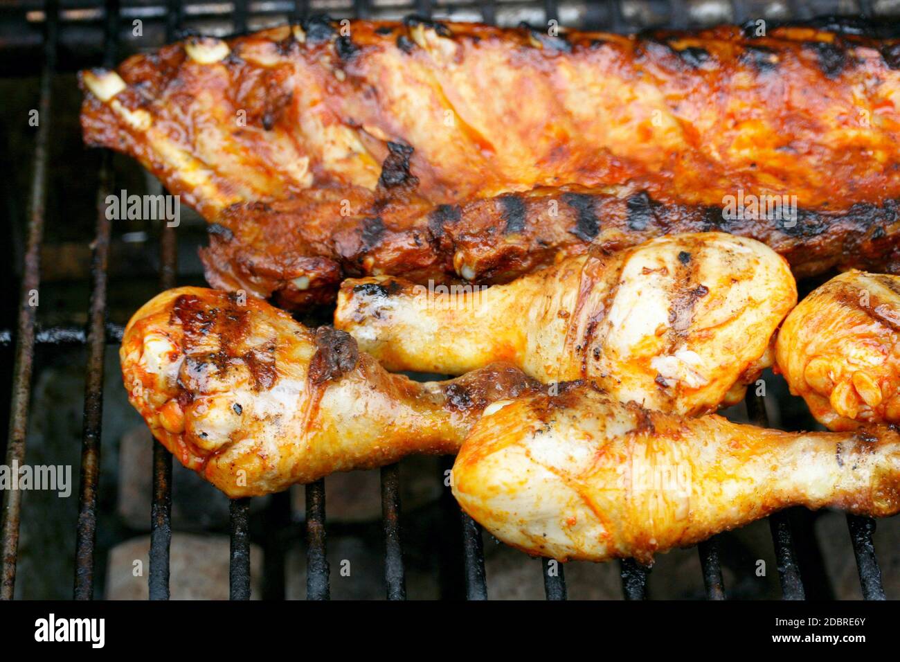 Divers morceaux de viande grillée sur une grille Banque D'Images