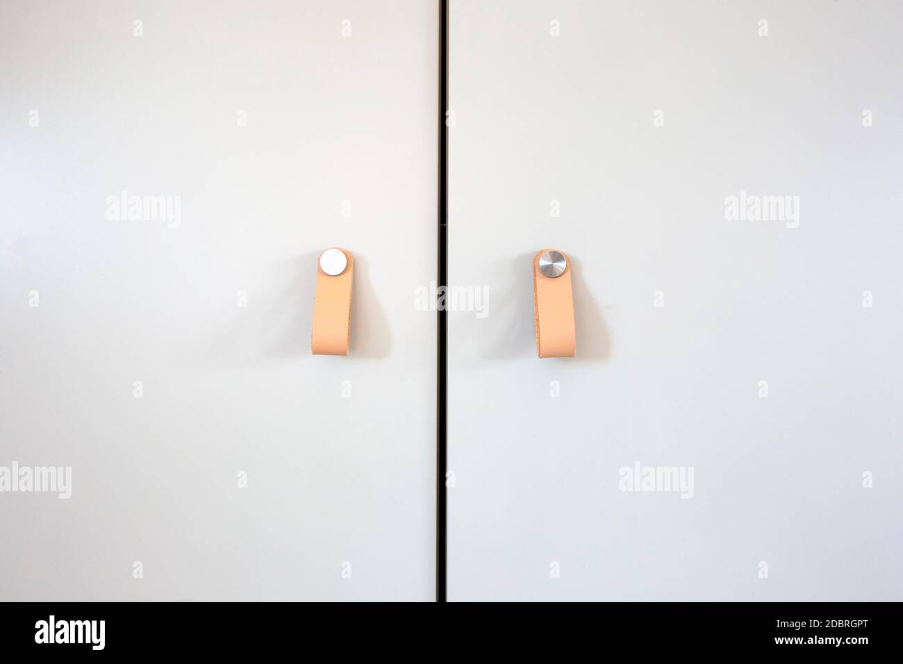 Placard poignées de porte en cuir Thor style moderne, décoration rétro pour les portes de placard texture d'arrière-plan, design rapproché Banque D'Images