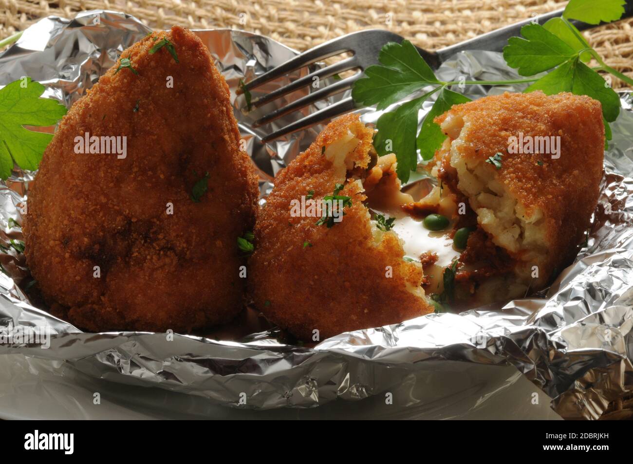 Ouvrez arancino, montrant le riz et ragÃ¹ farce Banque D'Images