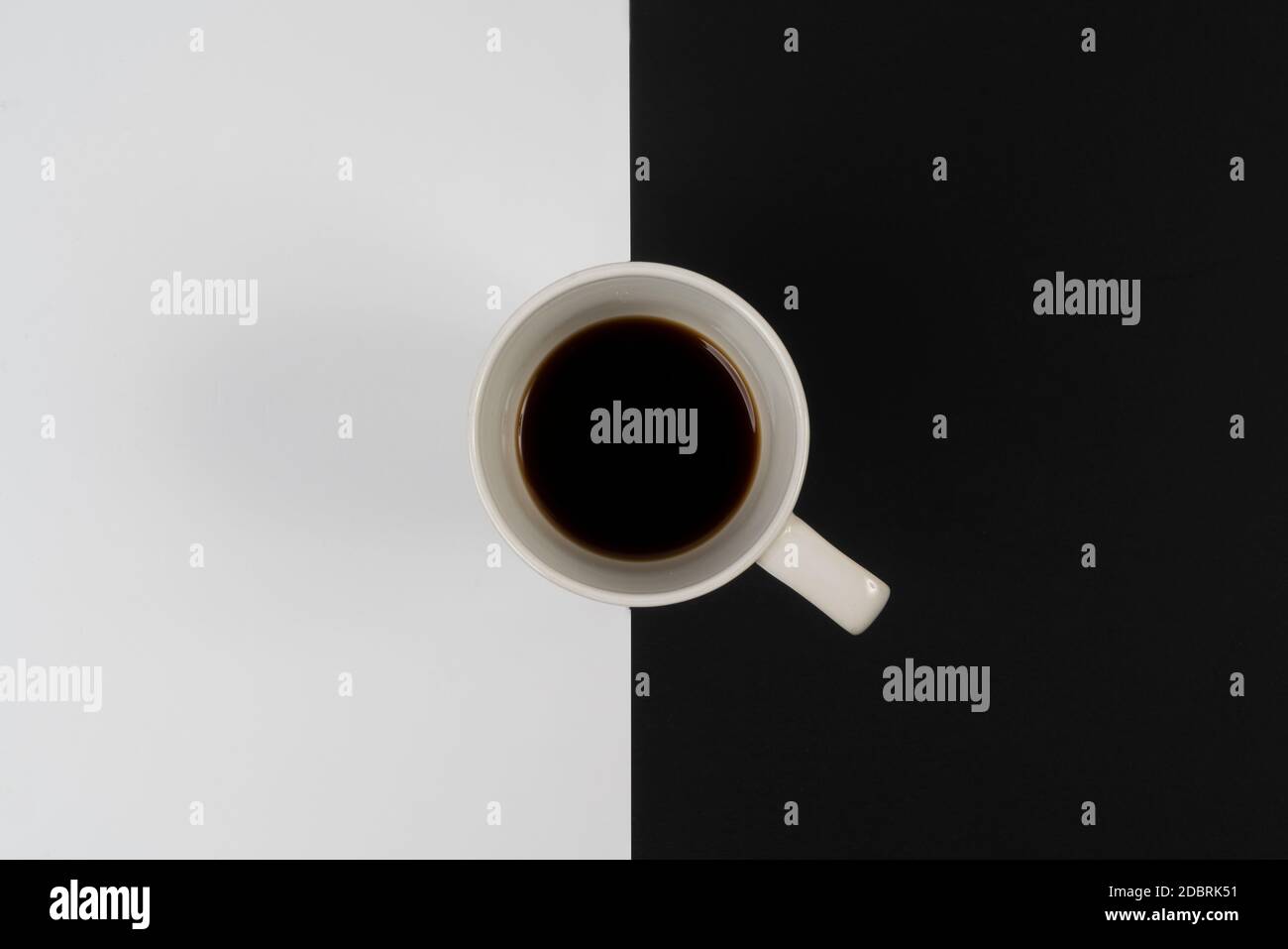 une tasse de café sur une surface noire et blanche Banque D'Images