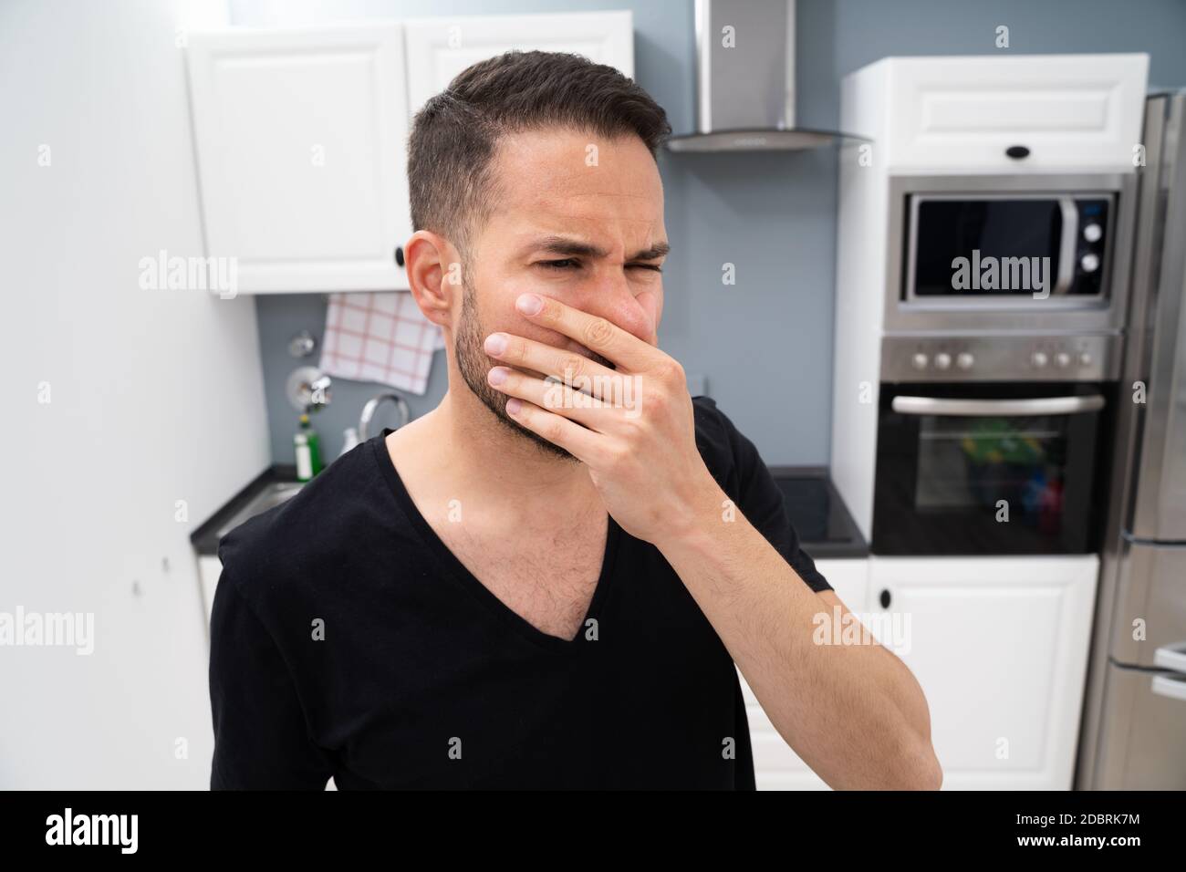 Mauvaise odeur ou odeur dans l'évier de cuisine de la maison Photo Stock -  Alamy