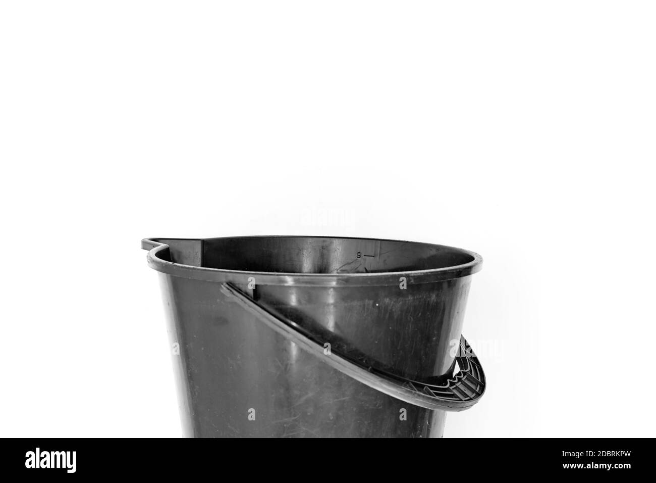 Une photo studio d'un seau en plastique noir Banque D'Images