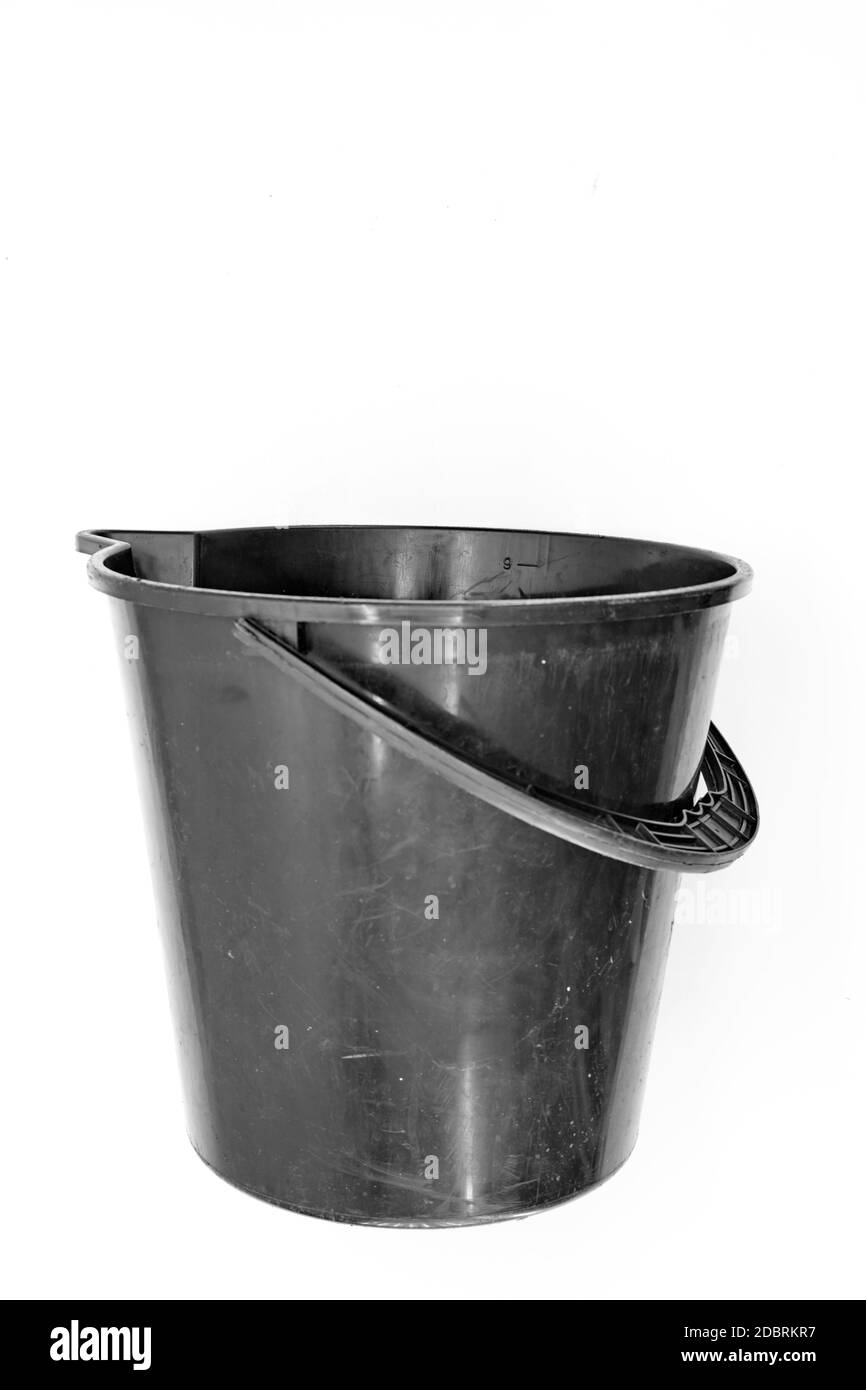Une photo studio d'un seau en plastique noir Banque D'Images