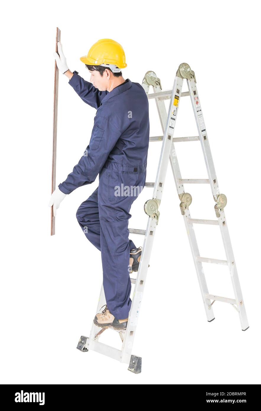 Jeune homme de main en uniforme debout sur la construction d'échelle tenant la planche de bois sur blanc, découpe isolée sur fond blanc Banque D'Images Jeune homme de main en uniforme debout sur la construction d'échelle tenant la planche de bois sur blanc, découpe isolée sur fond blanc Banque D'Images