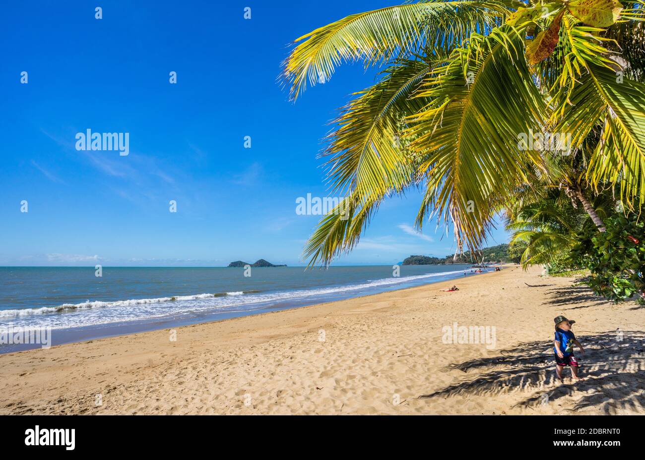 Plage idyllique sur la côte de la mer de Corail entre Port Douglas et Cairns avec vue sur Double Island, parc marin de la Grande barrière de corail, North Queenslan Banque D'Images