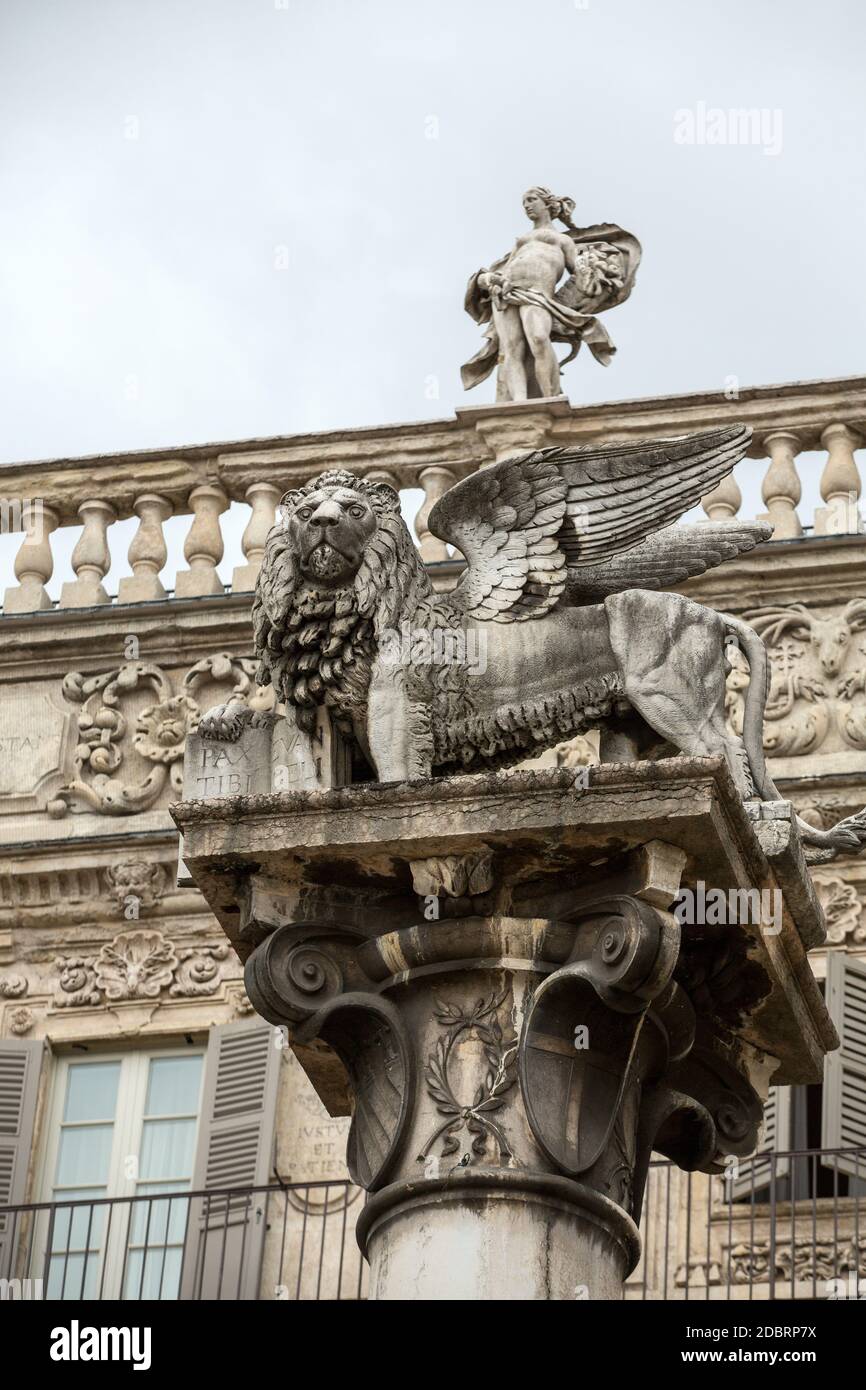 Le Lion de Saint Marc symbolise les liens étroits de la ville avec Venise. Vérone - Piazza delle Erbe. Italie Banque D'Images