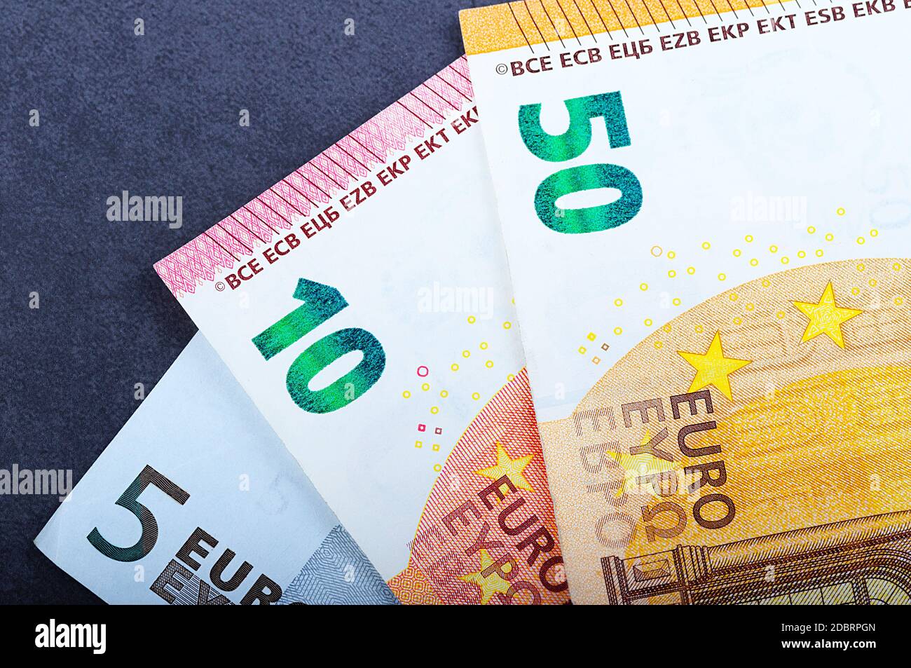 Euro cash sur fond bleu. Billets en euros. Euro monnaie. Facture en euros. Placer pour le texte Banque D'Images