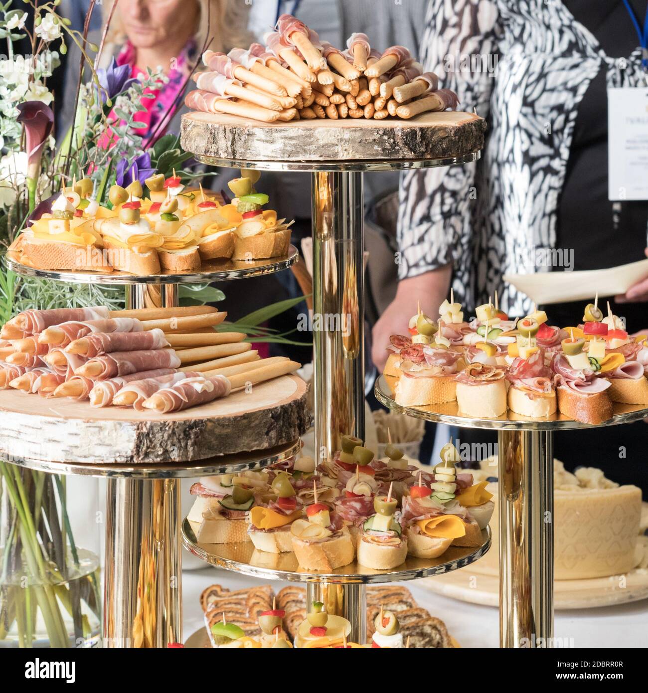 Des hommes d'affaires lors d'une pause-déjeuner pour un banquet lors d'une réunion de conférence d'affaires. Assortiment de canapés, petits morceaux de pain ou de pâtisseries avec une garniture salée, un Banque D'Images