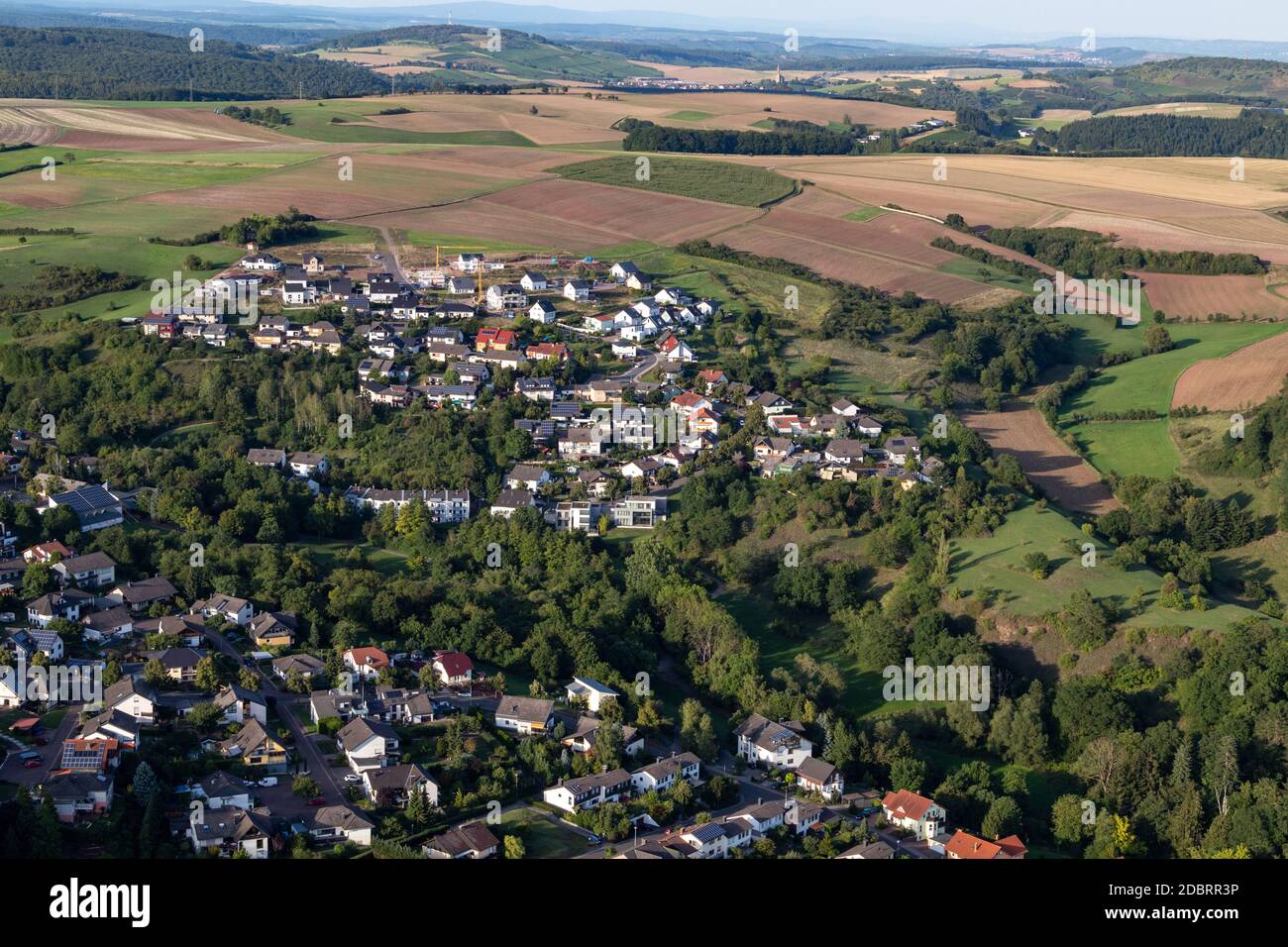 Vue aérienne d'un paysage en Allemagne, Rheinland-pfalz près de Bad Sobernheim avec la rivière Nahe, prairie, terres agricoles, Forêts, collines, montagnes Banque D'Images