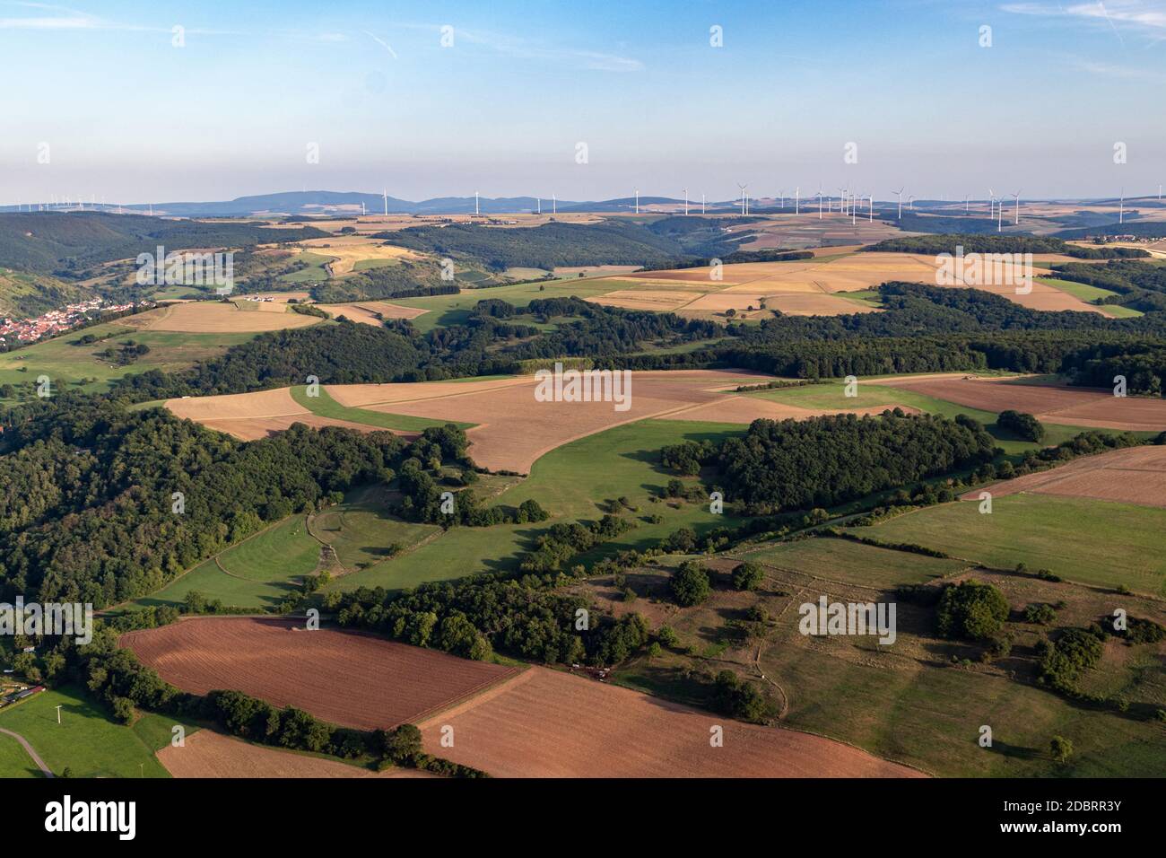 Vue aérienne dans un paysage en Allemagne, Rhénanie Palatinat près de Bad Sobernheim avec prairie, terres agricoles, forêt, collines, montagnes Banque D'Images