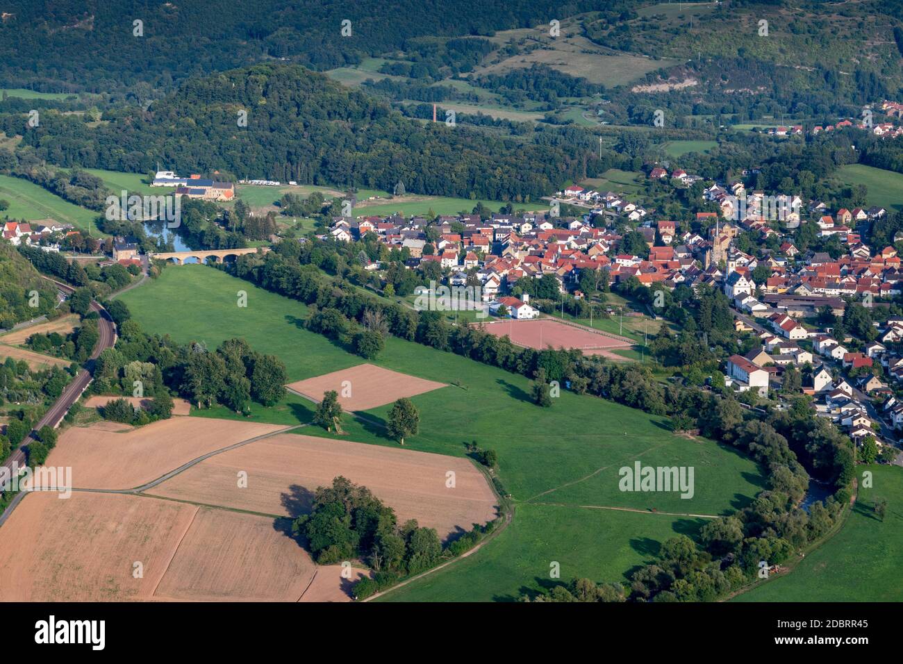 Vue aérienne d'un paysage en Allemagne, Rheinland-pfalz près de Bad Sobernheim avec la rivière Nahe, prairie, terres agricoles, Forêts, collines, montagnes, Staud Banque D'Images