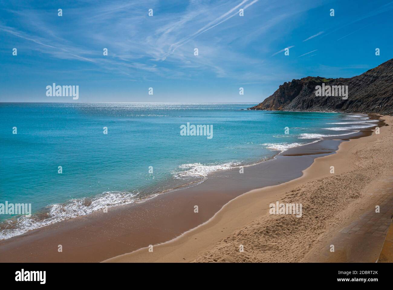 Plage dans le village de pêcheurs de Burgau en Algarve, Portugal Banque D'Images