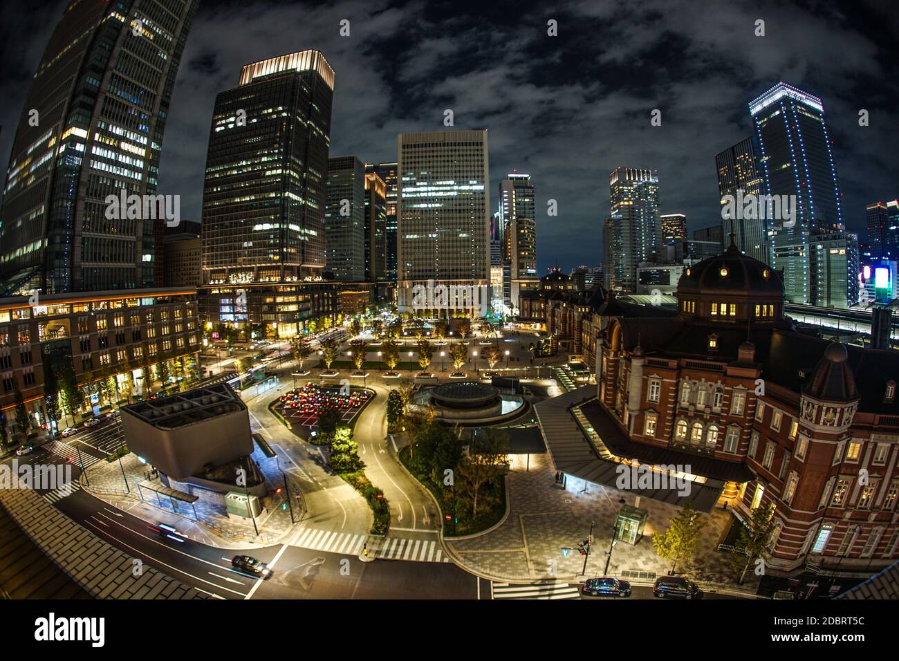 La gare de Tokyo et le quartier des affaires qui est visible de KITTE. Lieu de tournage : zone métropolitaine de Tokyo Banque D'Images