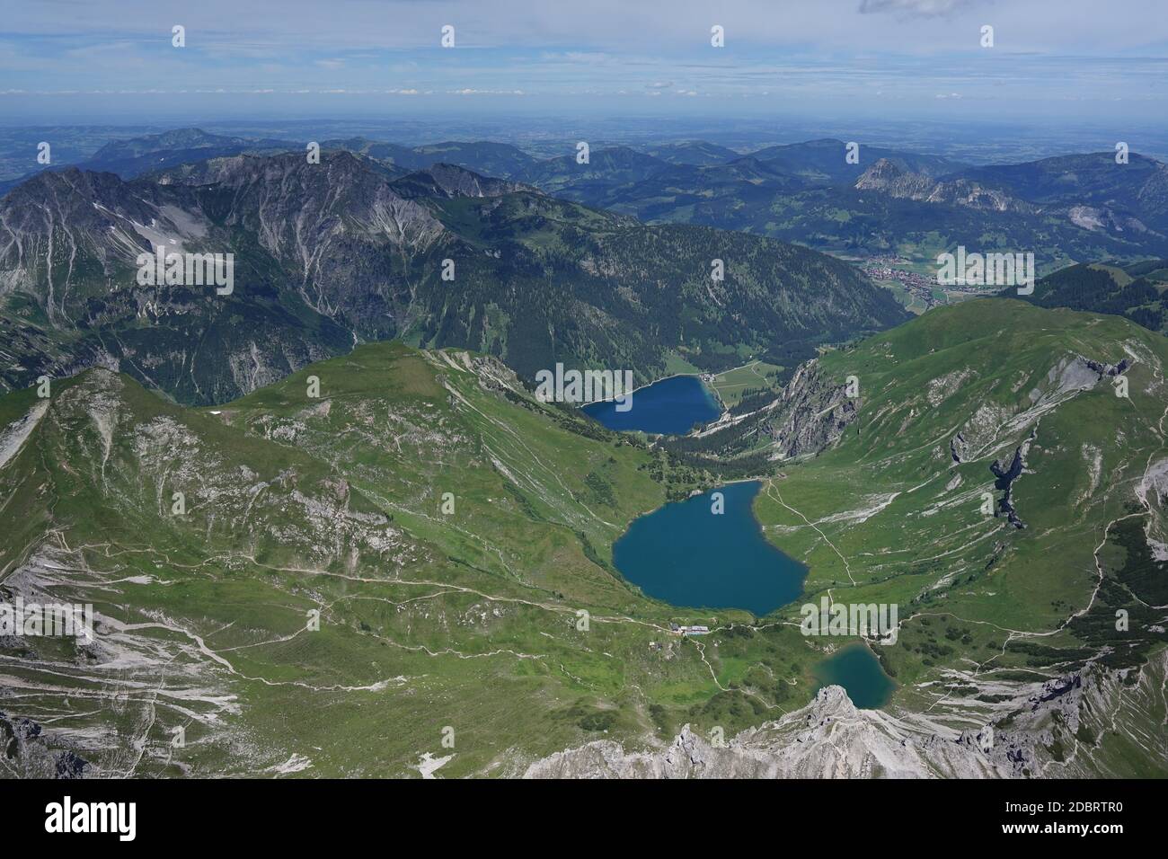 Vue aérienne des lacs de montagne dans le Tyrol / Autriche. Banque D'Images