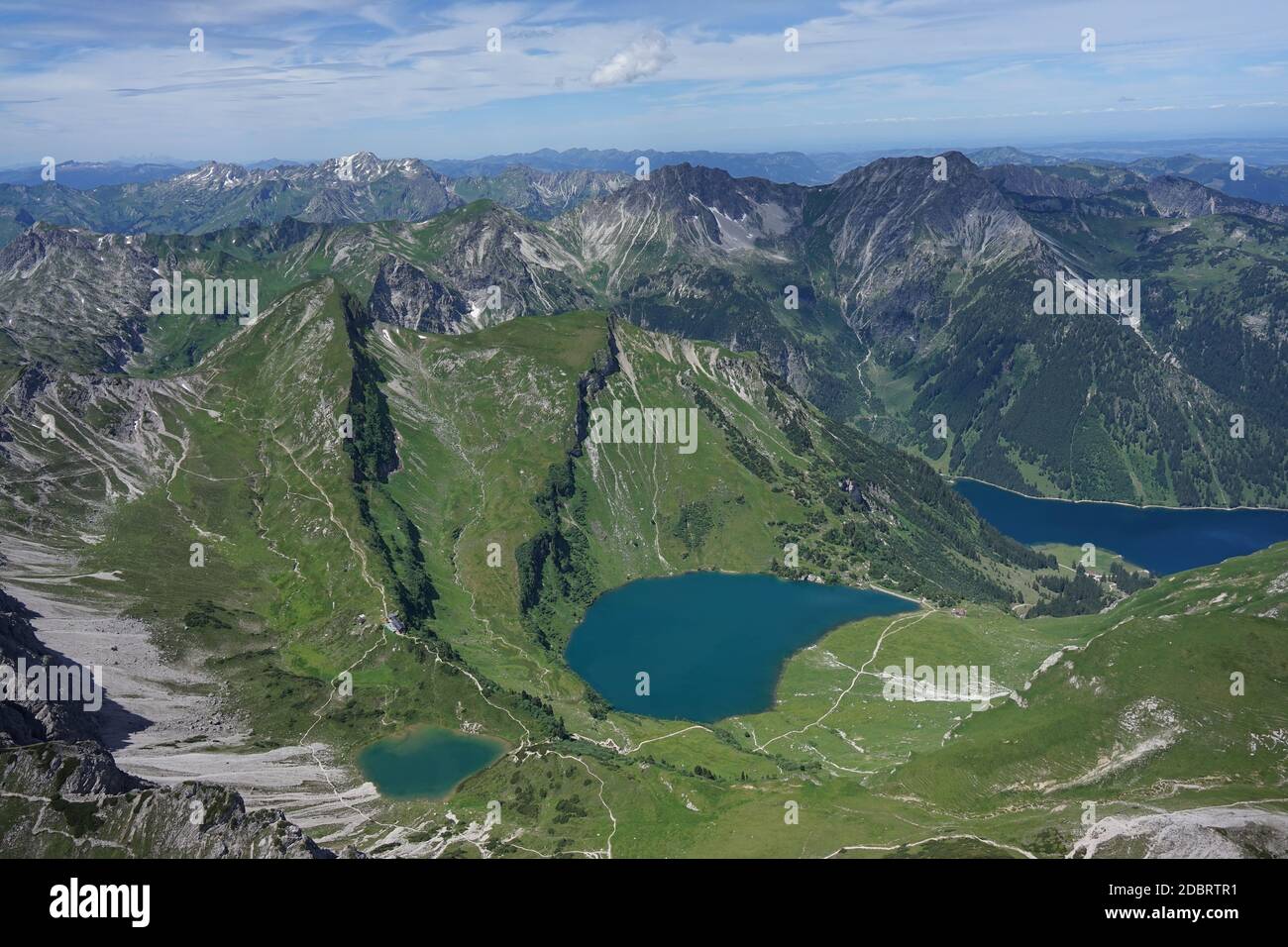 Vue aérienne des lacs de montagne dans le Tyrol / Autriche. Banque D'Images