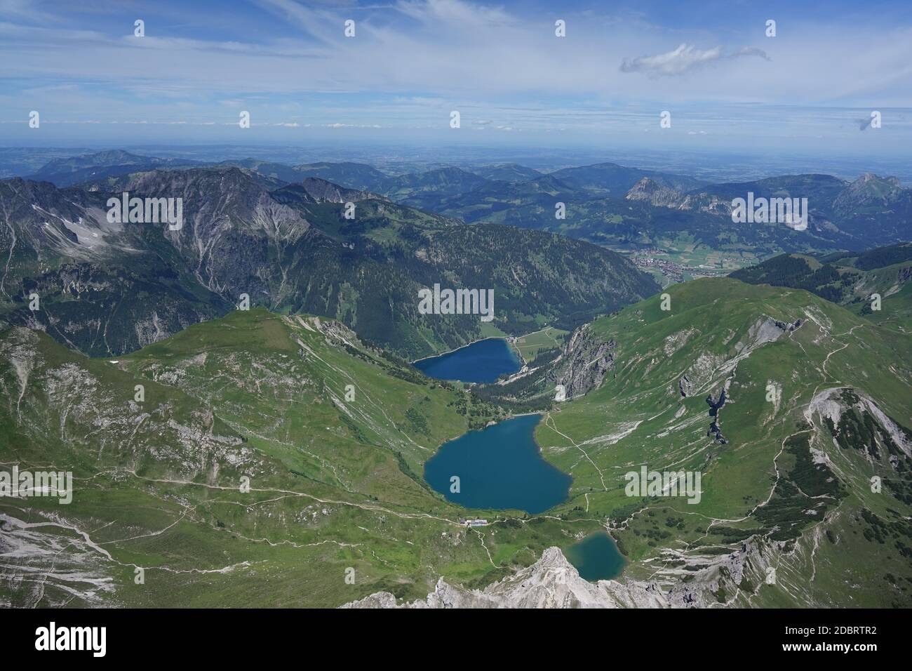 Vue aérienne des lacs de montagne dans le Tyrol / Autriche. Banque D'Images