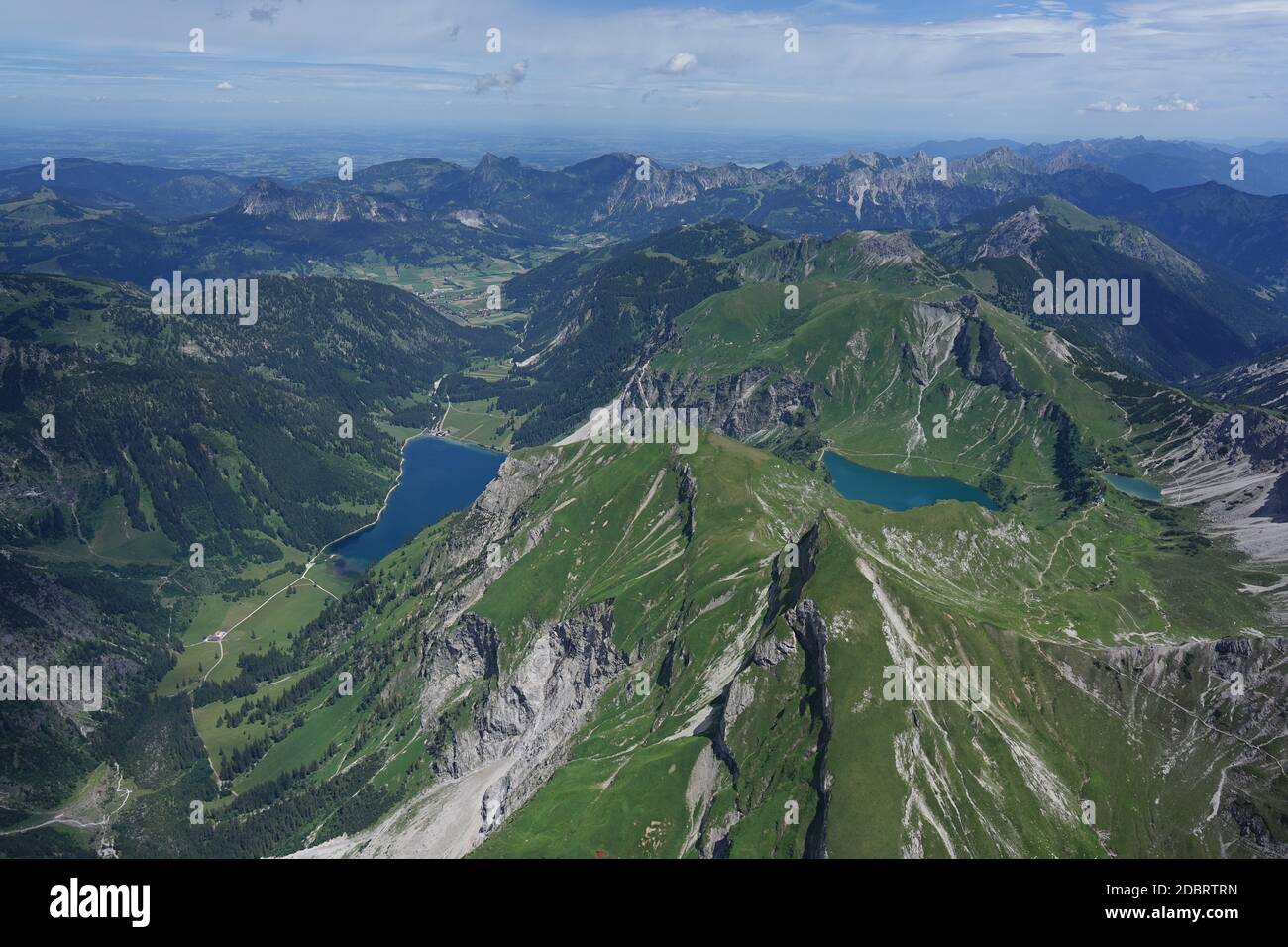 Vue aérienne des lacs de montagne dans le Tyrol / Autriche. Banque D'Images