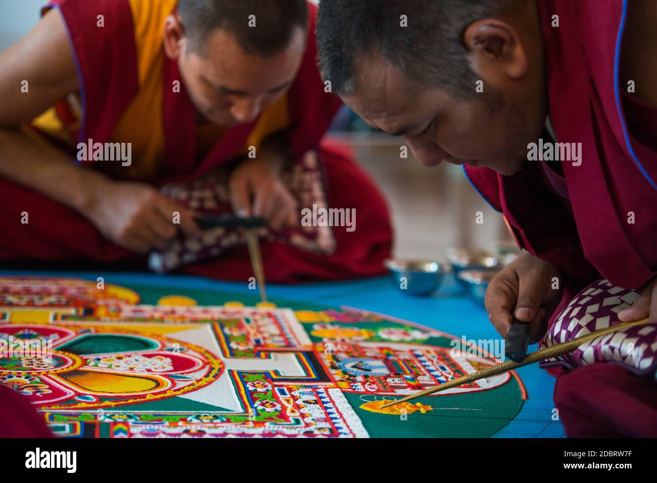 Auroville, Inde - février 2019: 4 Monks du Monastère Tashi Lumpo au Tibet créant le Mandala de la compassion à Auroville. Banque D'Images