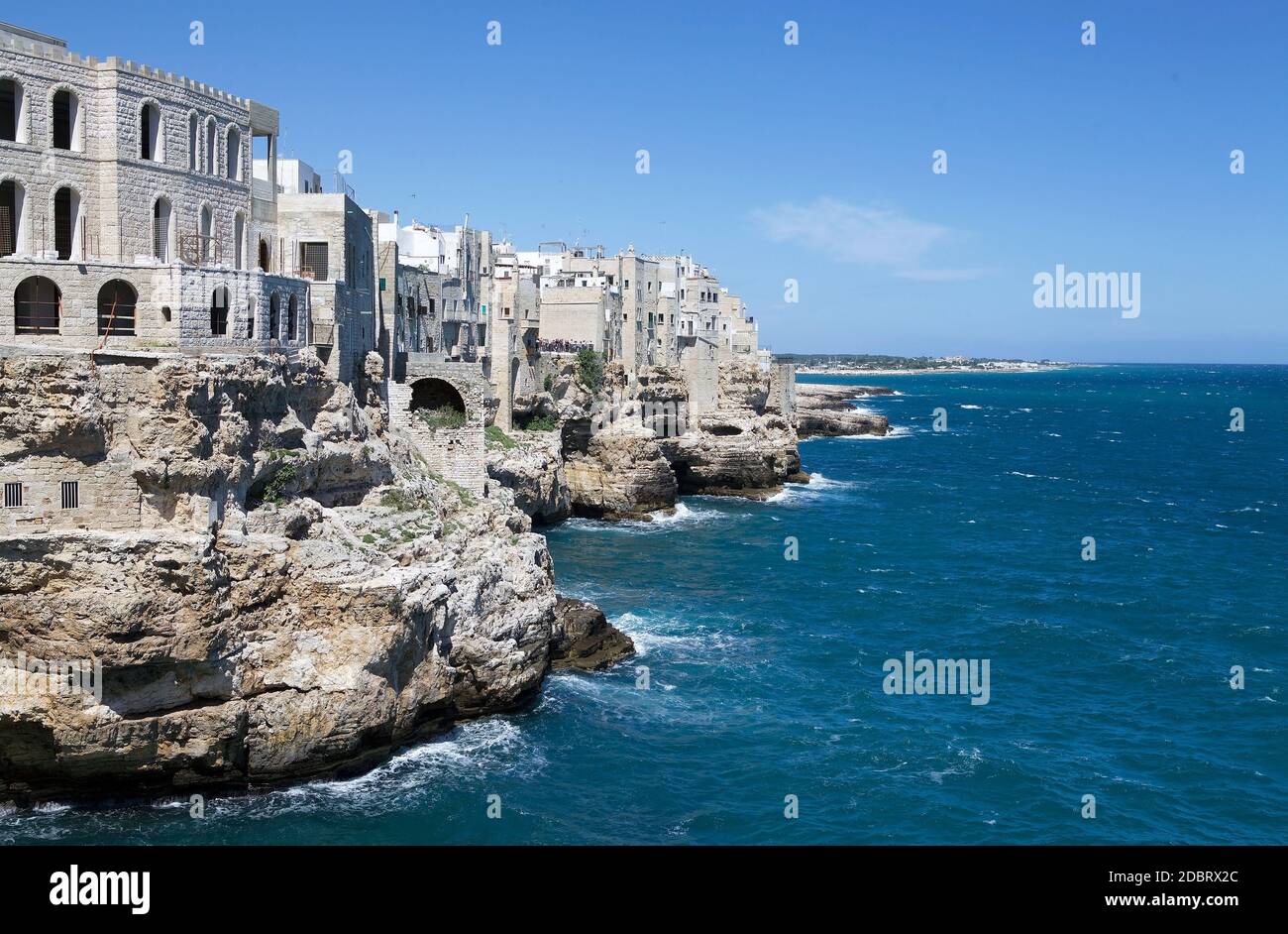 Polignano a mare , Apulia, Italie. C'est une ville dans le sud de l'Italie, sur la mer Adriatique. L'économie locale dépend du tourisme, de l'agriculture et de la pêche. Banque D'Images