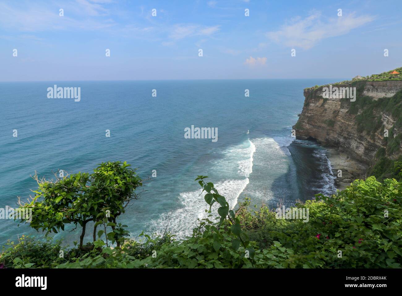 Le temple Pura Luhur Uluwatu est un temple de la mer hindoue balinaise à Bali, en Indonésie. Il est renommé pour son emplacement magnifique, perché au sommet d'une falaise. Ma Banque D'Images