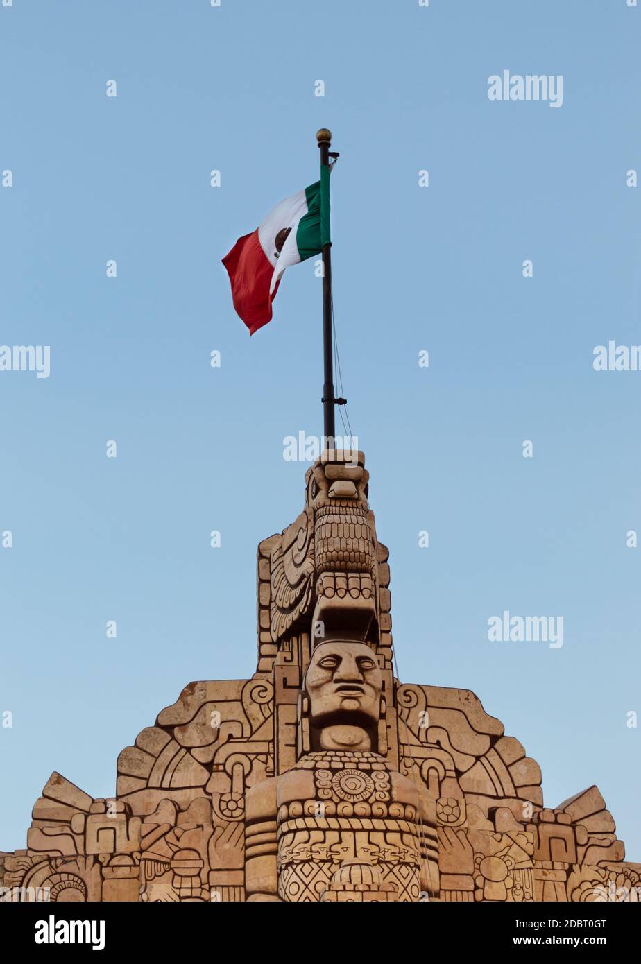 Drapeau mexicain sur un monument . Monumento a la patria, architecture mexicaine, site touristique à Merida, Yucatan, Mexique. Banque D'Images