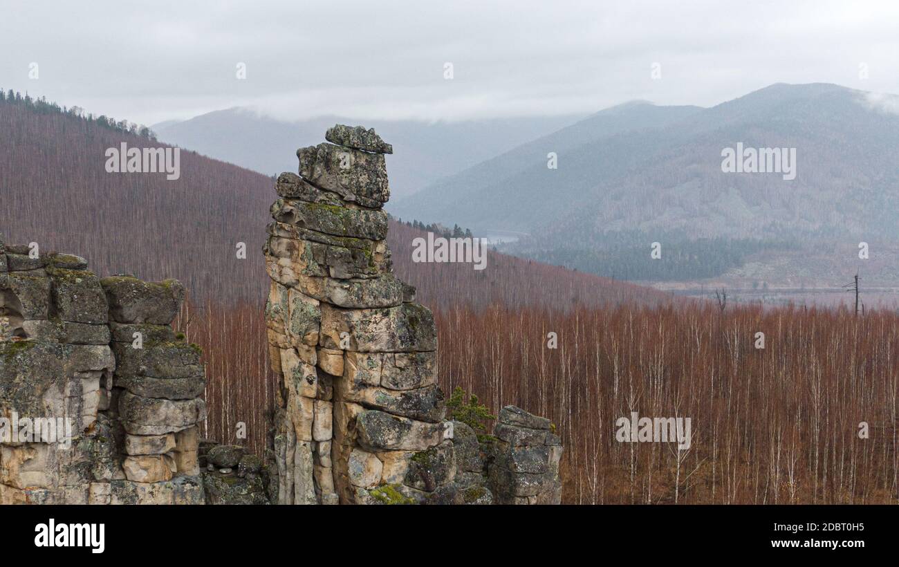 Piliers de l'Anyu . Magnifique fond texturé gris rocailleux avec mousses et lichens. Falaise de montagne de surface en gros plan. Banque D'Images