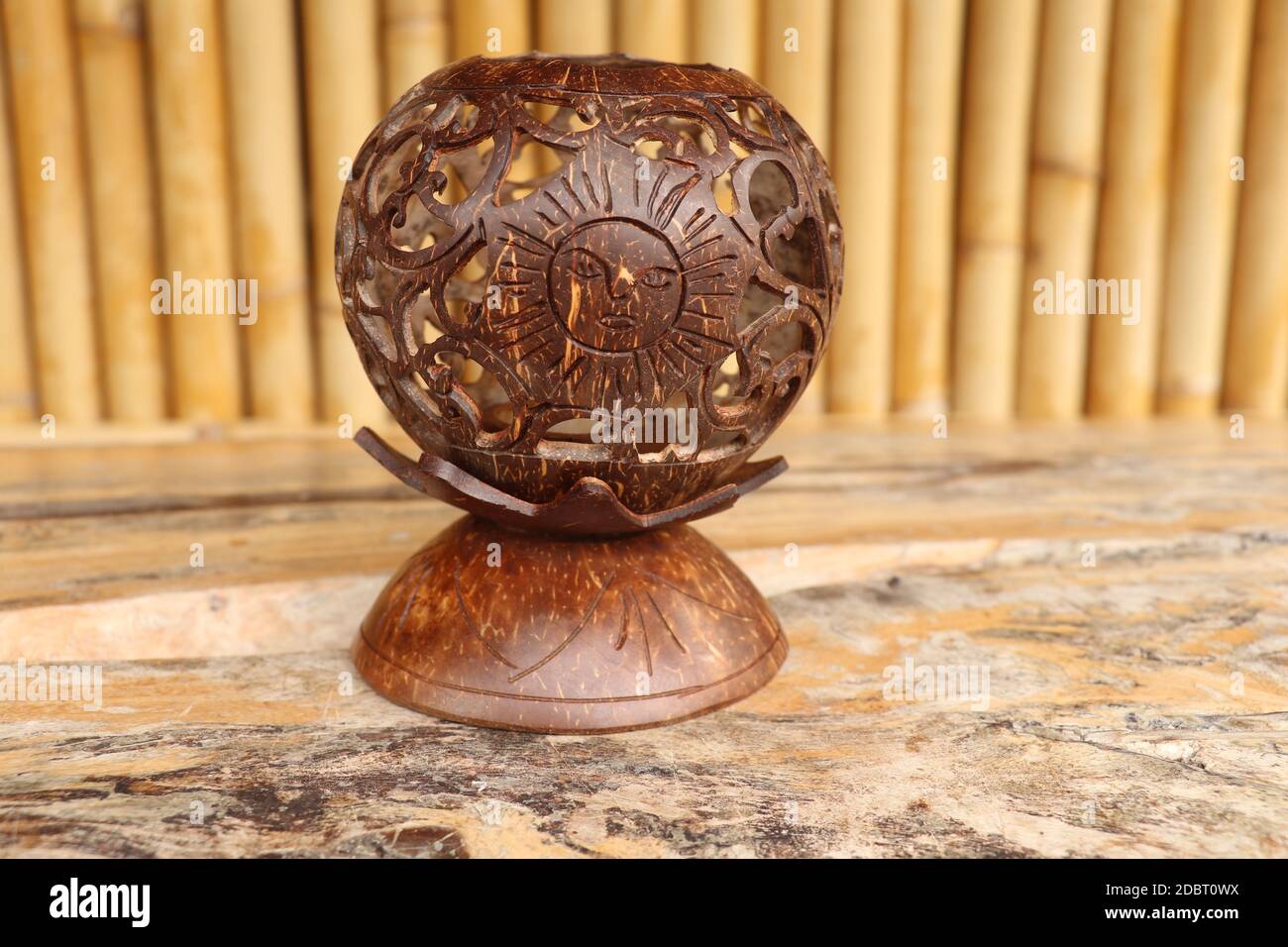 Sculpture de noix de coco. Artisanat des populations autochtones à Bali,  Indonésie. Étagère avec des souvenirs balinais - coquillages ornementaux  pour bougie qui sont sculptés Photo Stock - Alamy