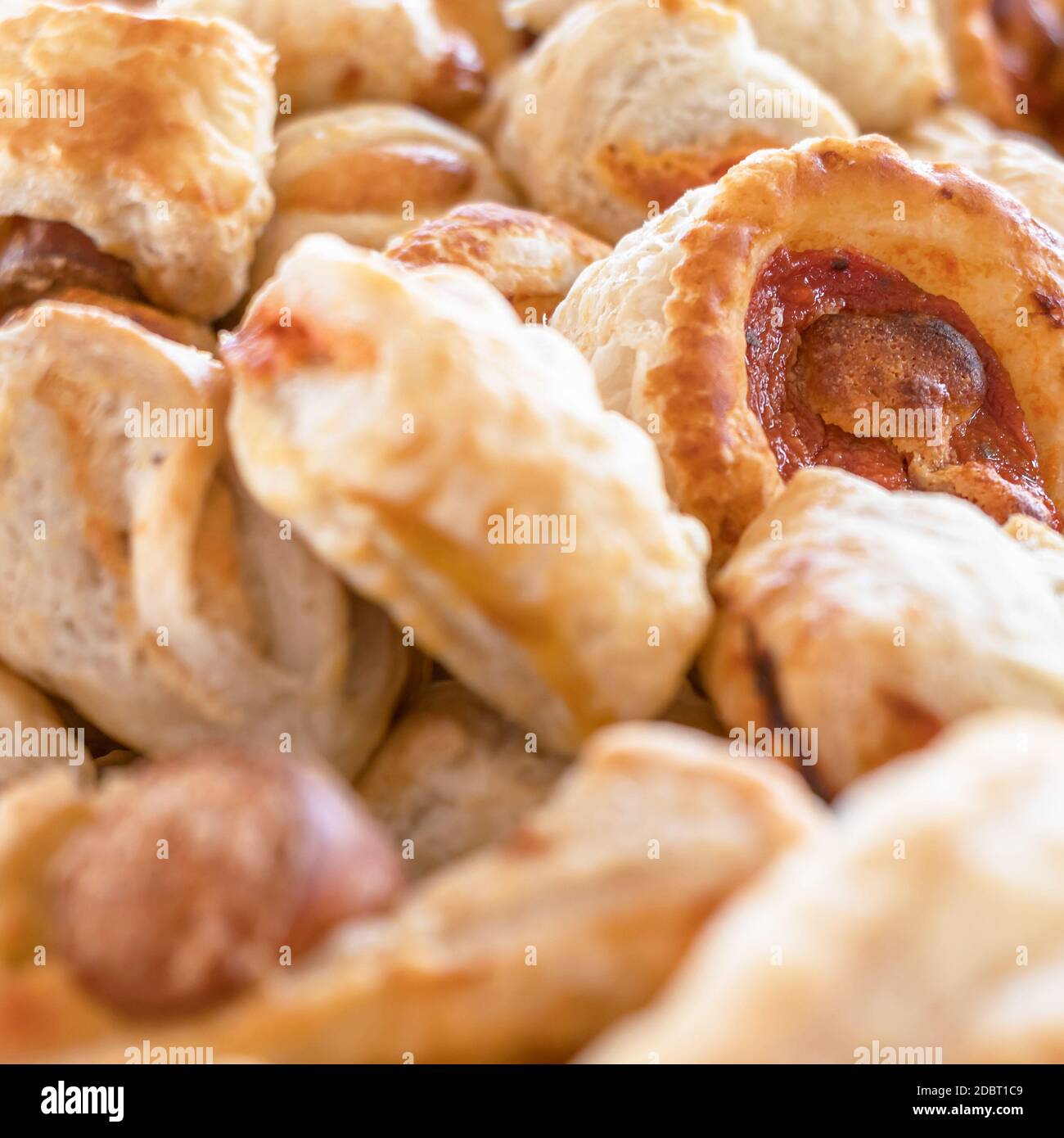 Vol-au-vents pâte feuilletée à la viande et à la tomate. Gros plan. DOF peu profond. Banque D'Images