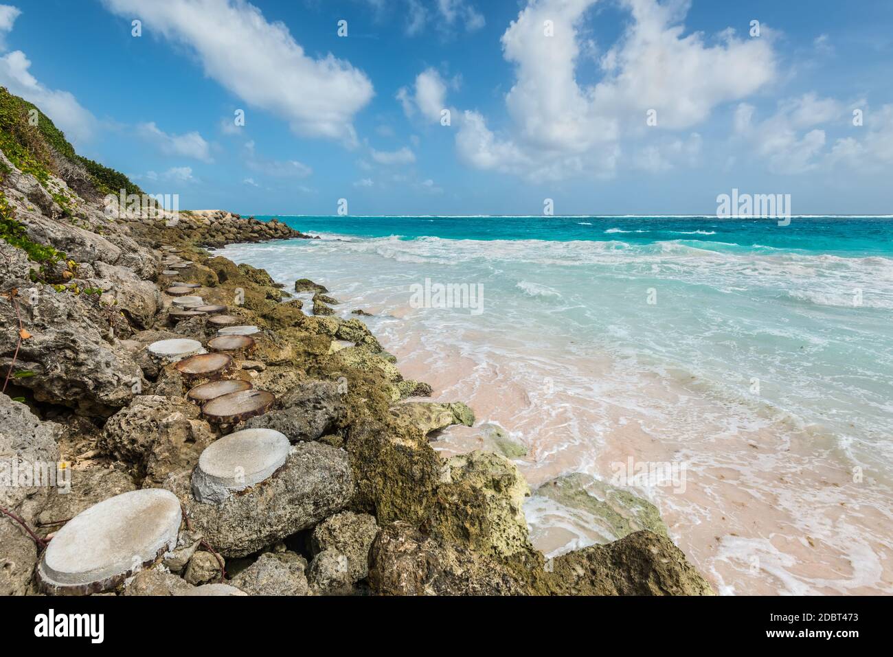 Rocky sinueux sentier mène à la plage de la grue à la Barbade, Antilles, Caraïbes, Petites Antilles, Amérique Centrale Banque D'Images